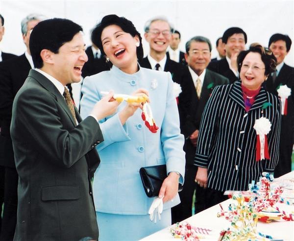 昭和天皇さまと皇太后さま　そして、紀宮さま 1975年、昭和天皇と香淳皇后の米国みやげの人形を手にする礼宮さま