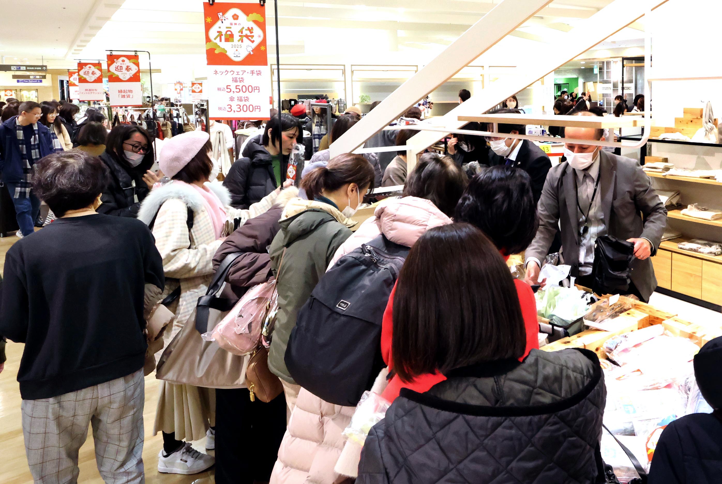 関西の百貨店で初売り 阪神梅田本店、福袋求め行列 白蛇の大福もち全長