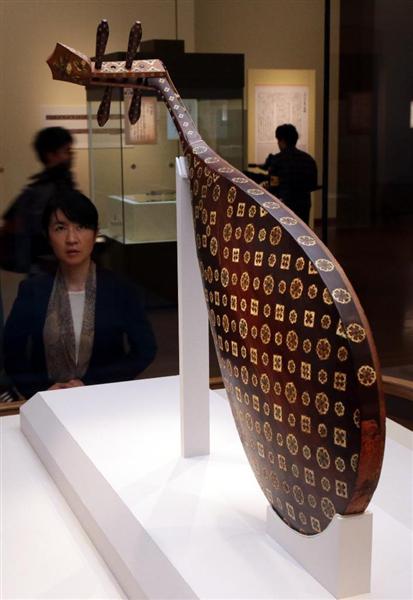 木製琵琶月の模様