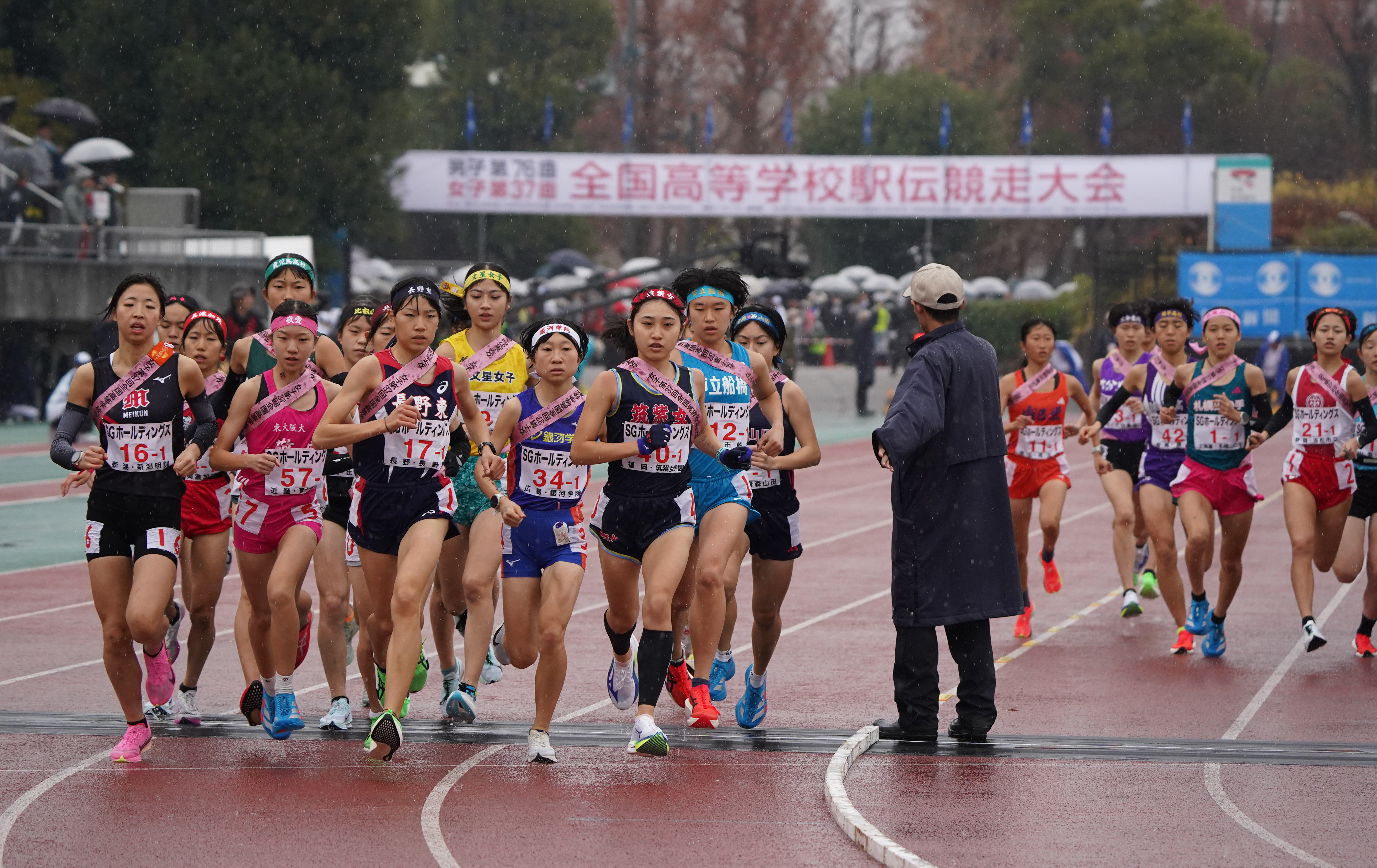 降雨の中、女子連覇の長野東 クロスカントリーで鍛え「悪条件の方が