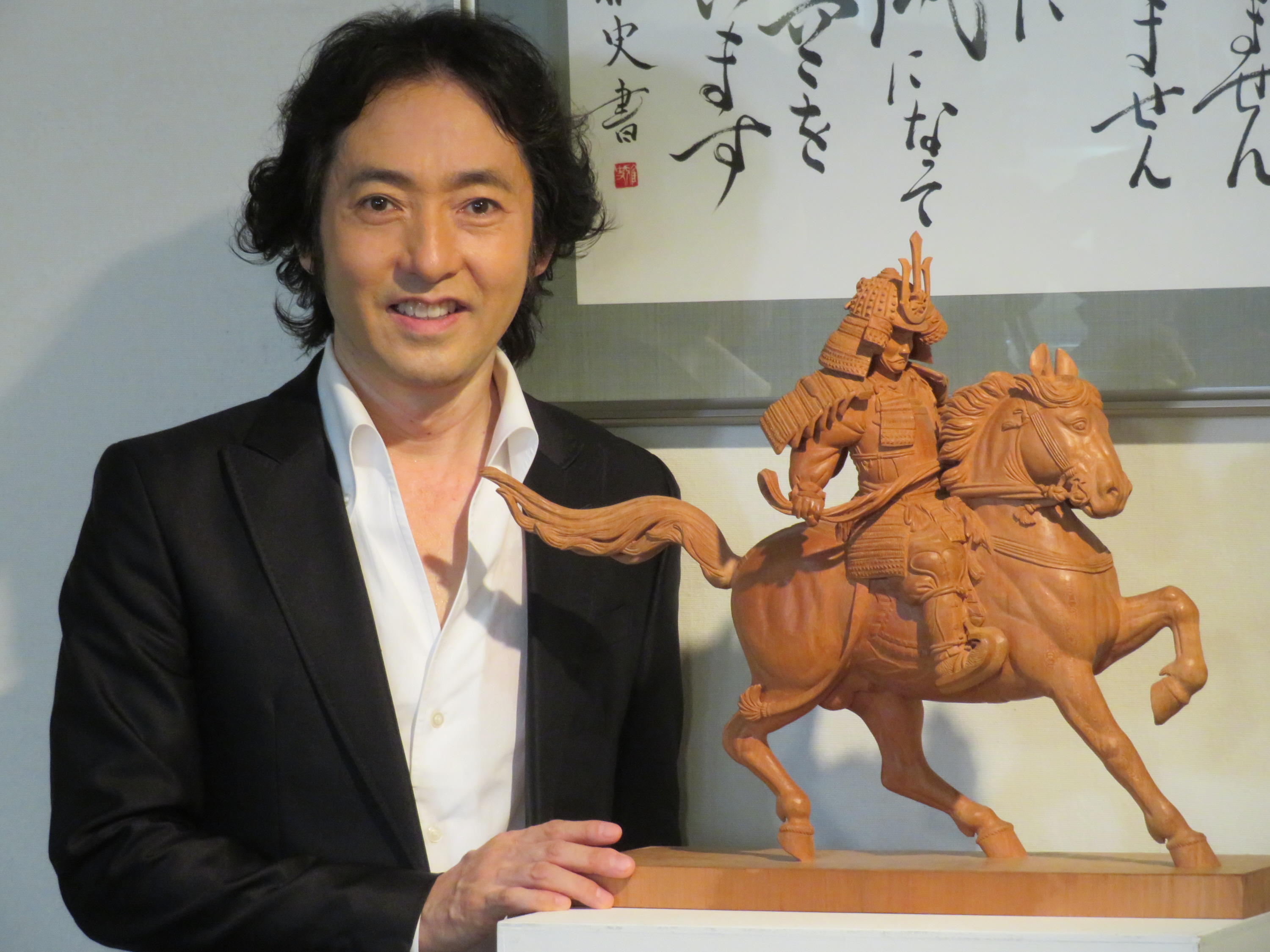 歌手、秋川雅史が木彫の初個展を開催 「１日５、６時間。彫れない日は