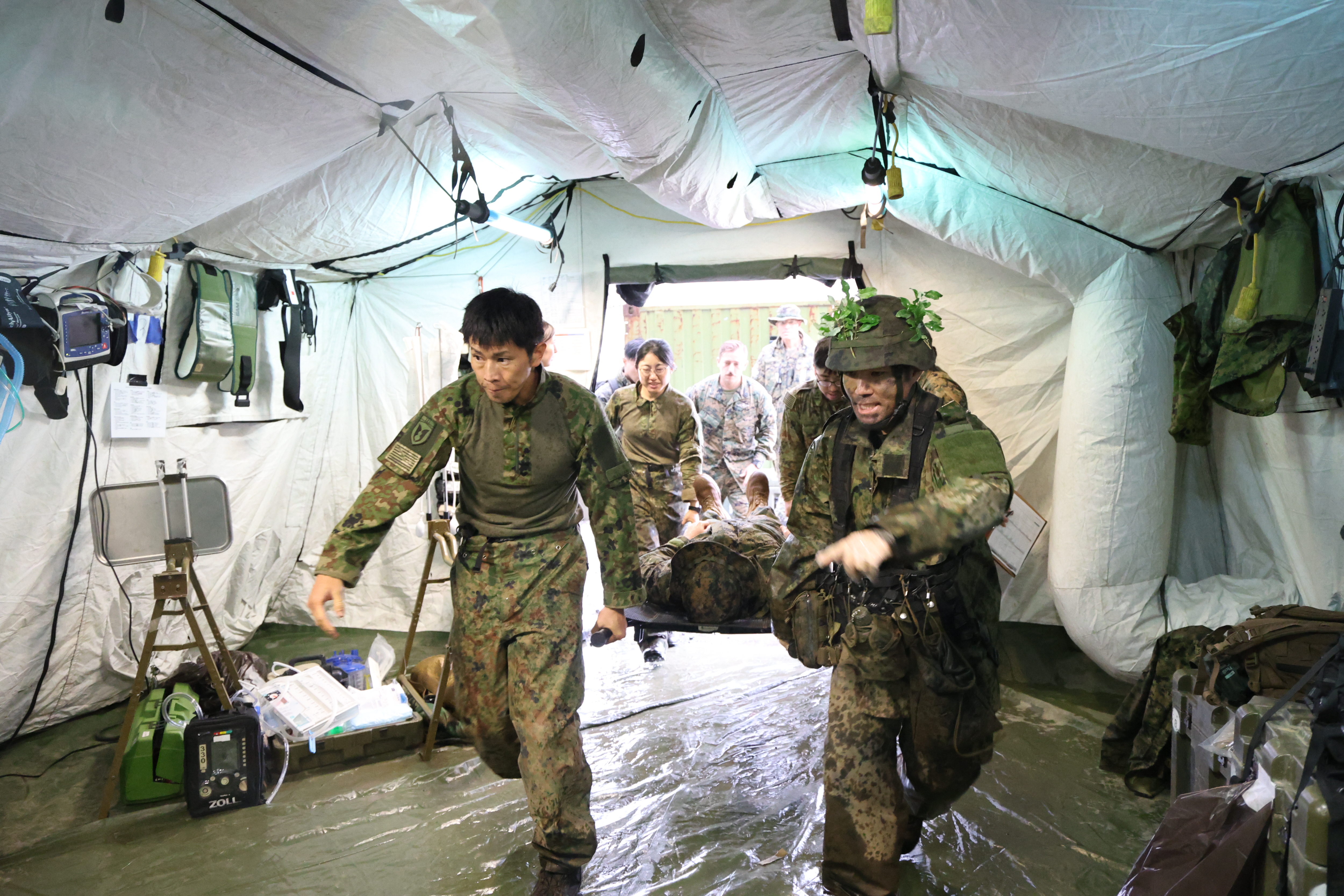 日米タッグで「野戦病院」訓練 激しい雨の中、負傷者を治療「米軍の