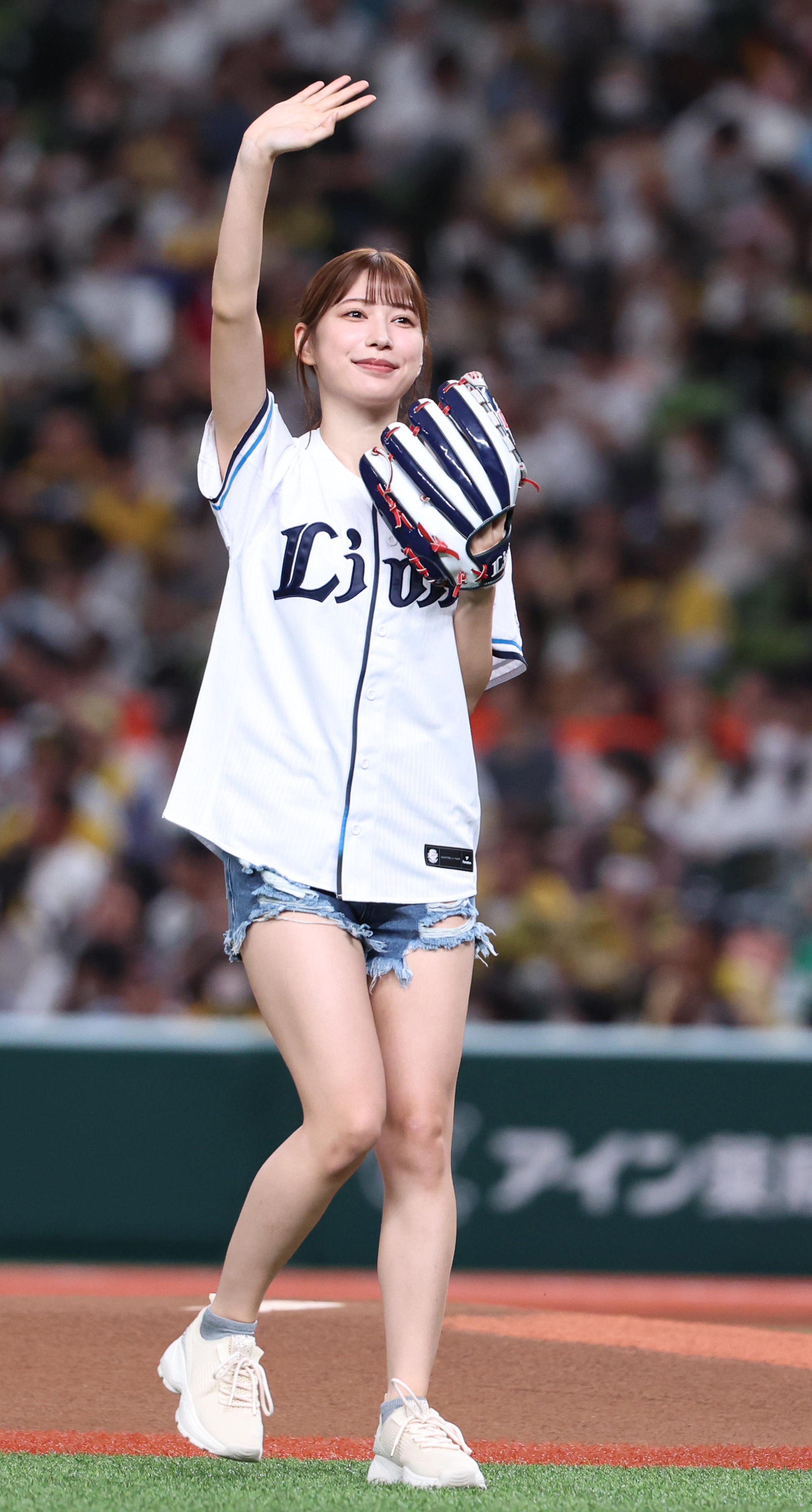 フォト】「美しすぎるラウンドガール」 雪平莉左さんが始球式（写真