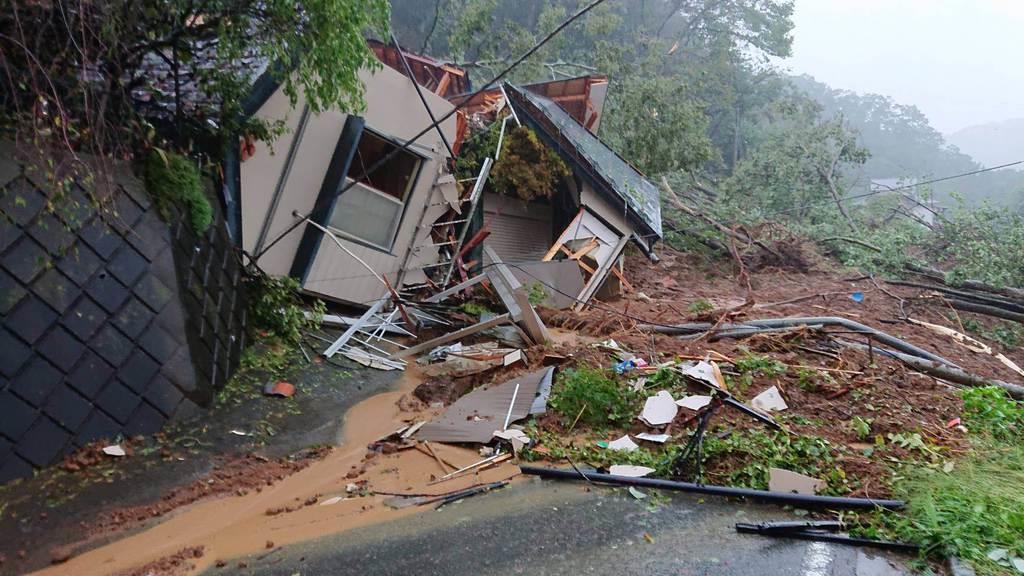 相模原市で土砂崩れ 住宅3棟が倒壊 男性1人救助 産経ニュース