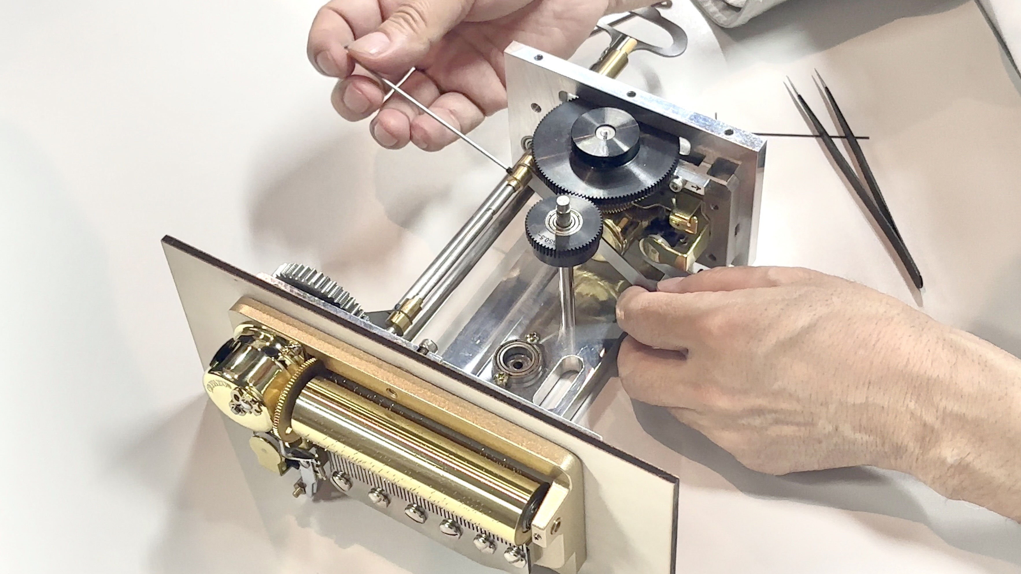 100年前の職人技再現挑む からくり人形「オートマタ」複製プロジェクト