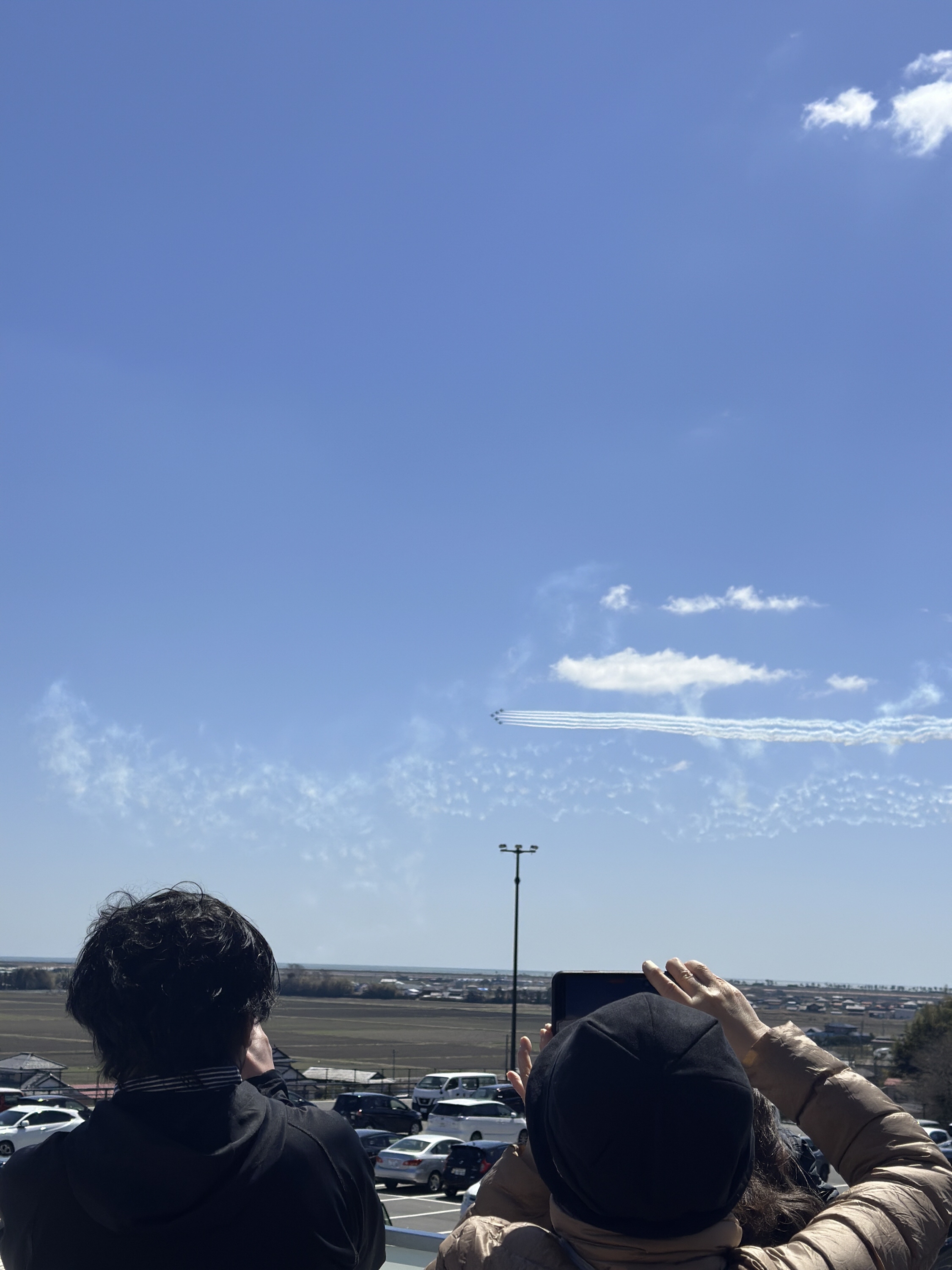 ブルーインパルスの訓練飛行に上がる歓声、T―4退役機が人気に一役 「道