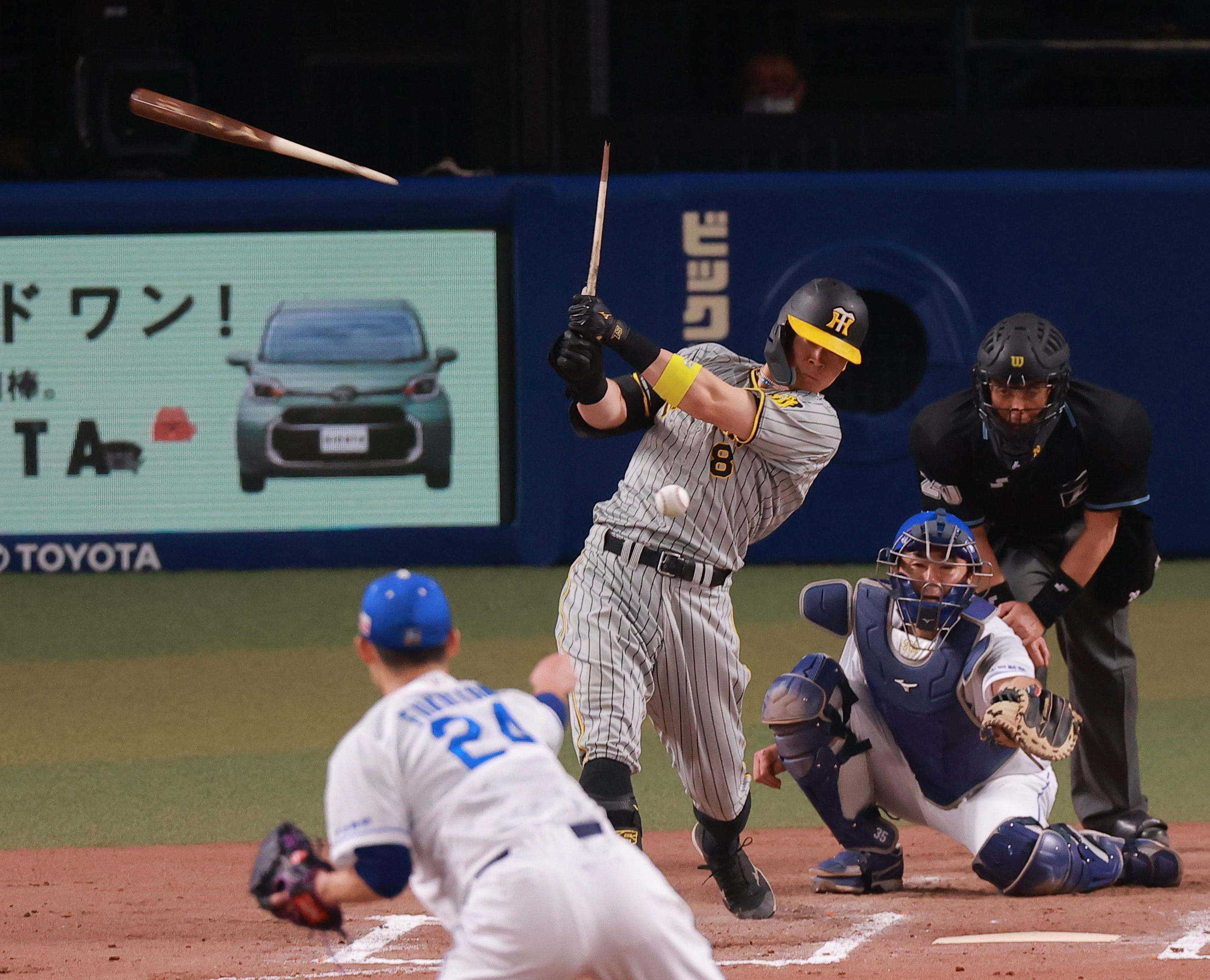 阪神・佐藤輝明、バット折られながら中前打で好機演出も…後続