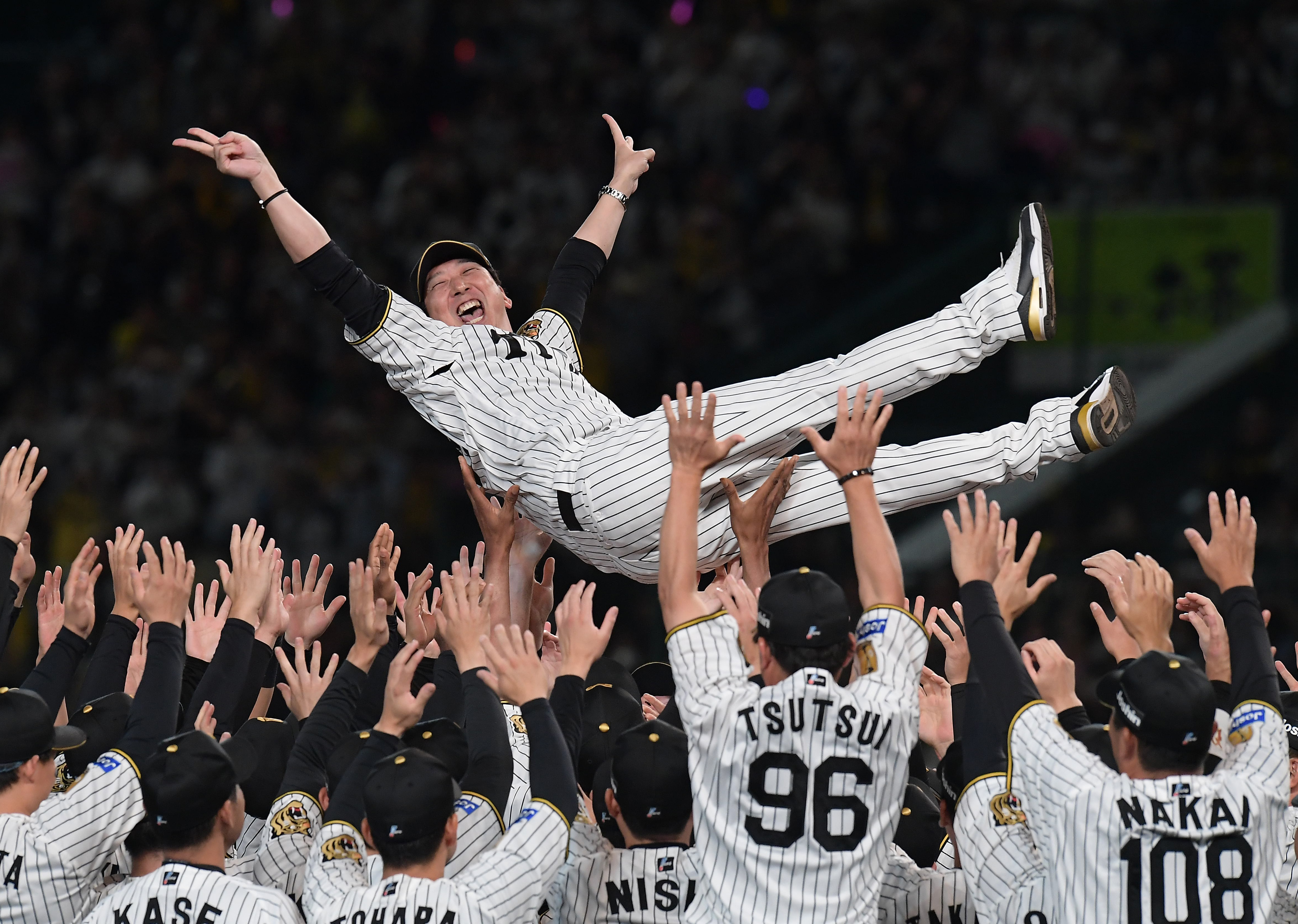 阪神・藤川球児監督、ダブルピースで宙に舞う「何事にも代えがたい
