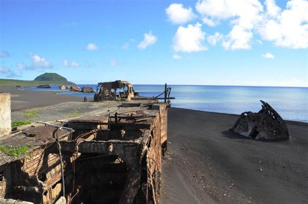 硫黄島 激戦の地・硫黄島はいま（下）】沈めたはずの船の残骸が砂浜に