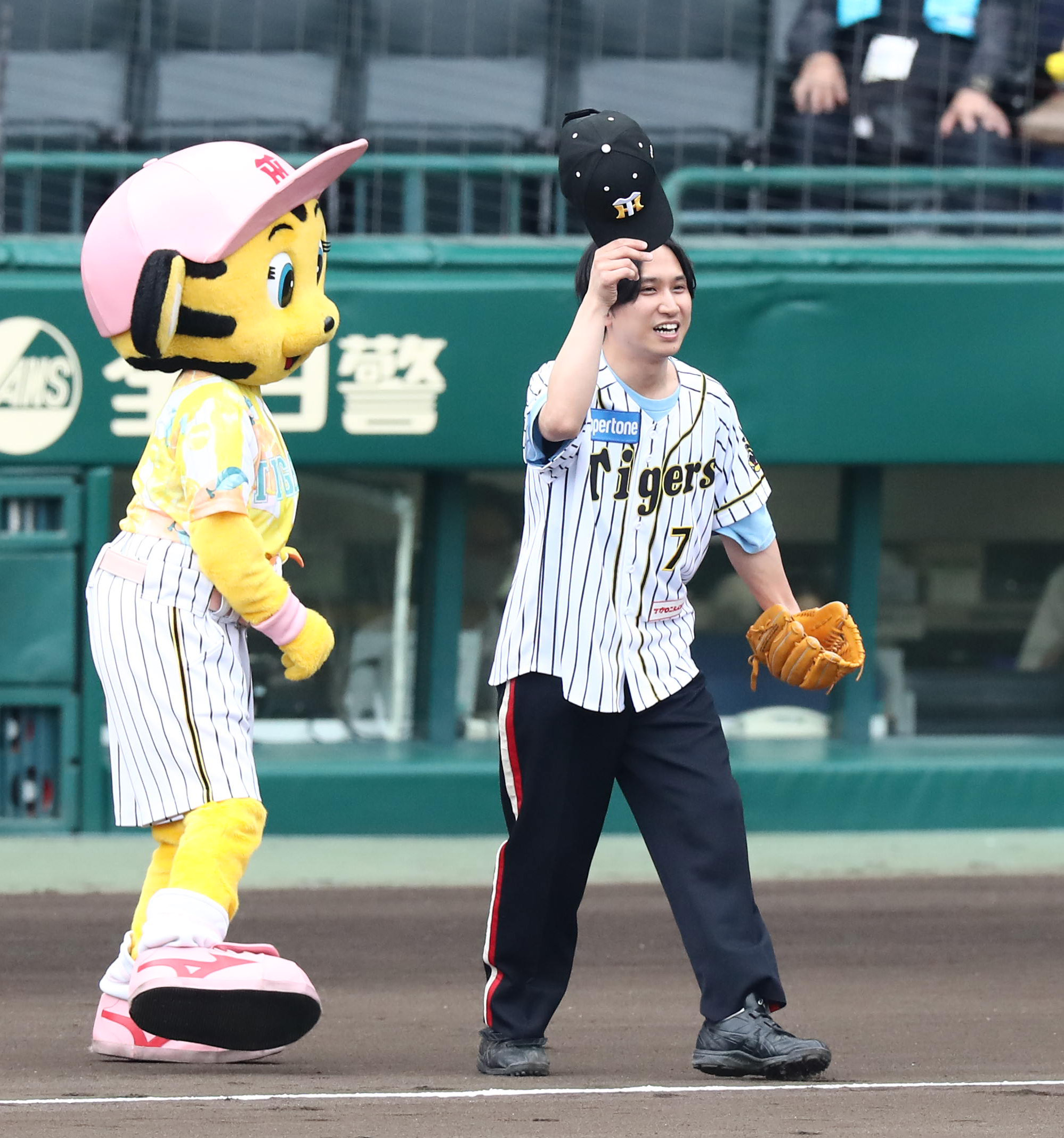 マカロニえんぴつ のはっとりが甲子園のファーストピッチで大暴投 めちゃくちゃ緊張した イザ