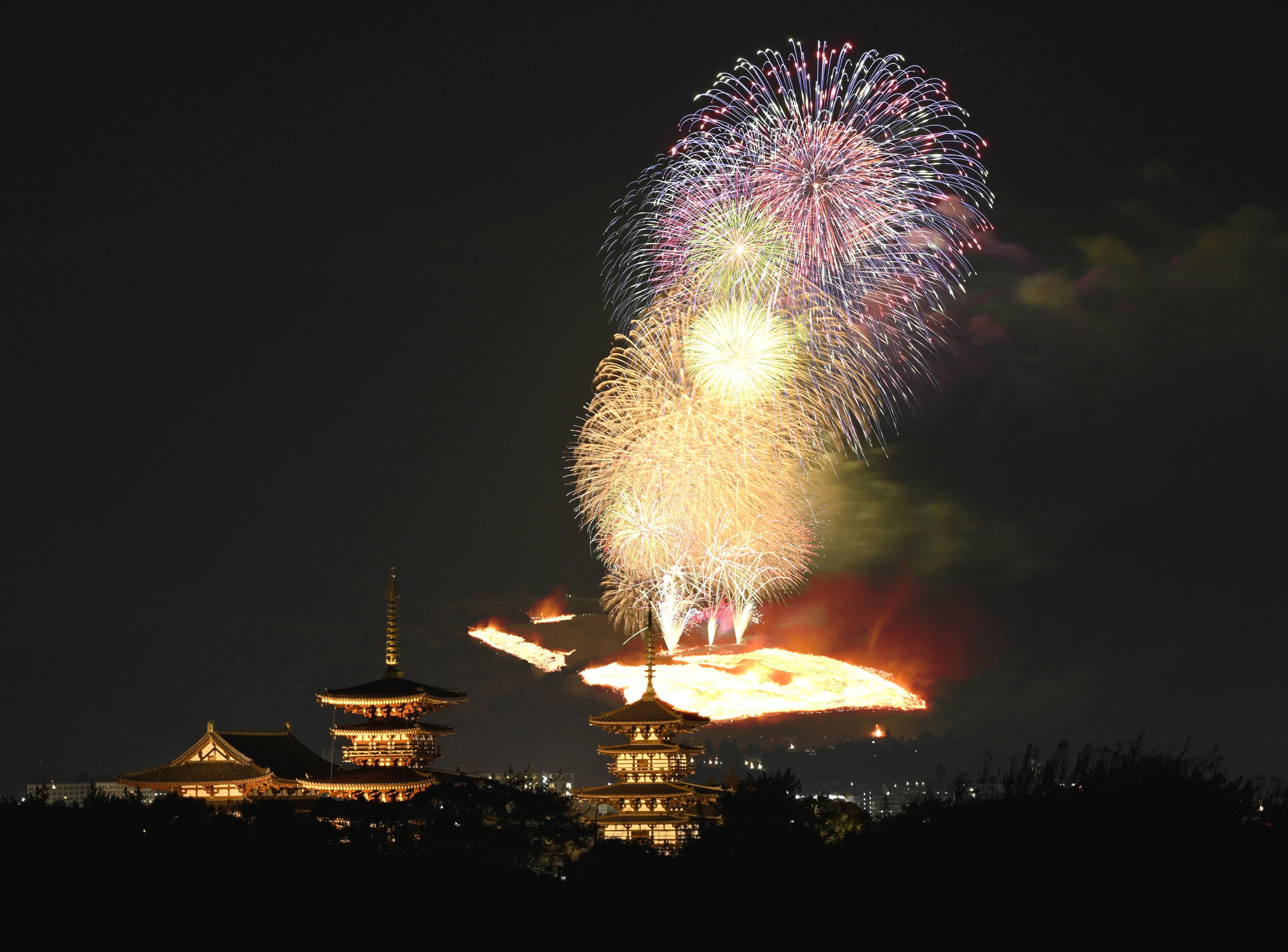 フォト特集】若草山焼き 古都の夜空に炎ゆらめく - 産経ニュース
