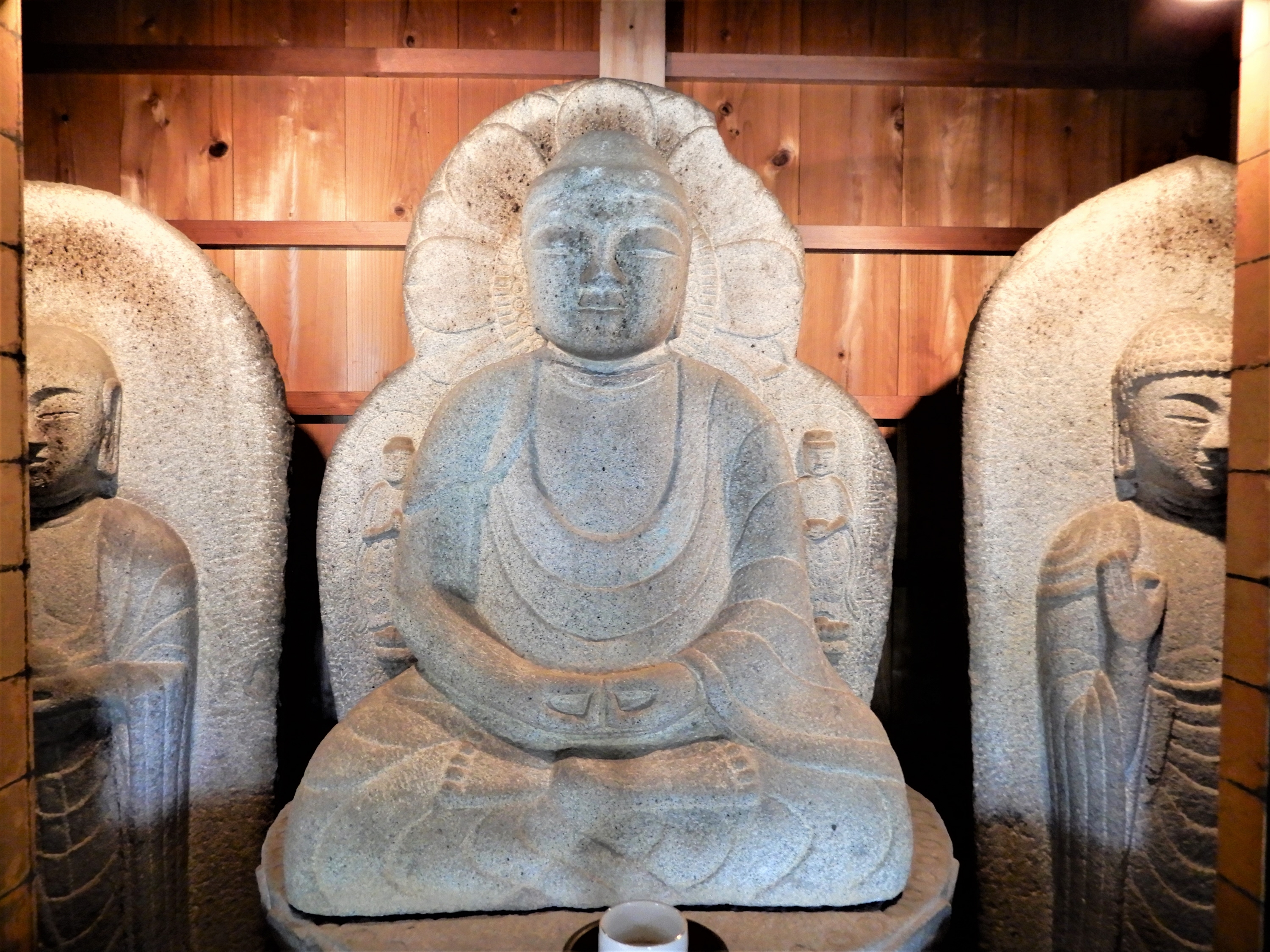 石仏は語る】貴重な阿弥陀如来三尊 石仏寺石造群 - 産経ニュース