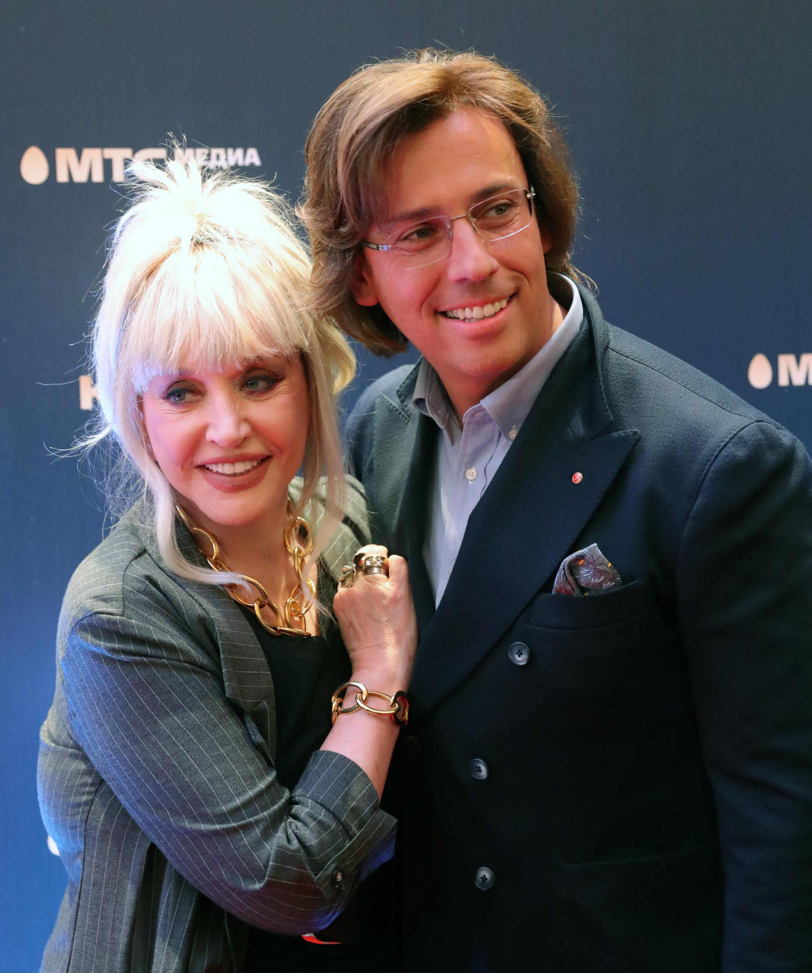 百万本のバラ」ロシア人気歌手を当局がスパイ指定か ウクライナ侵攻