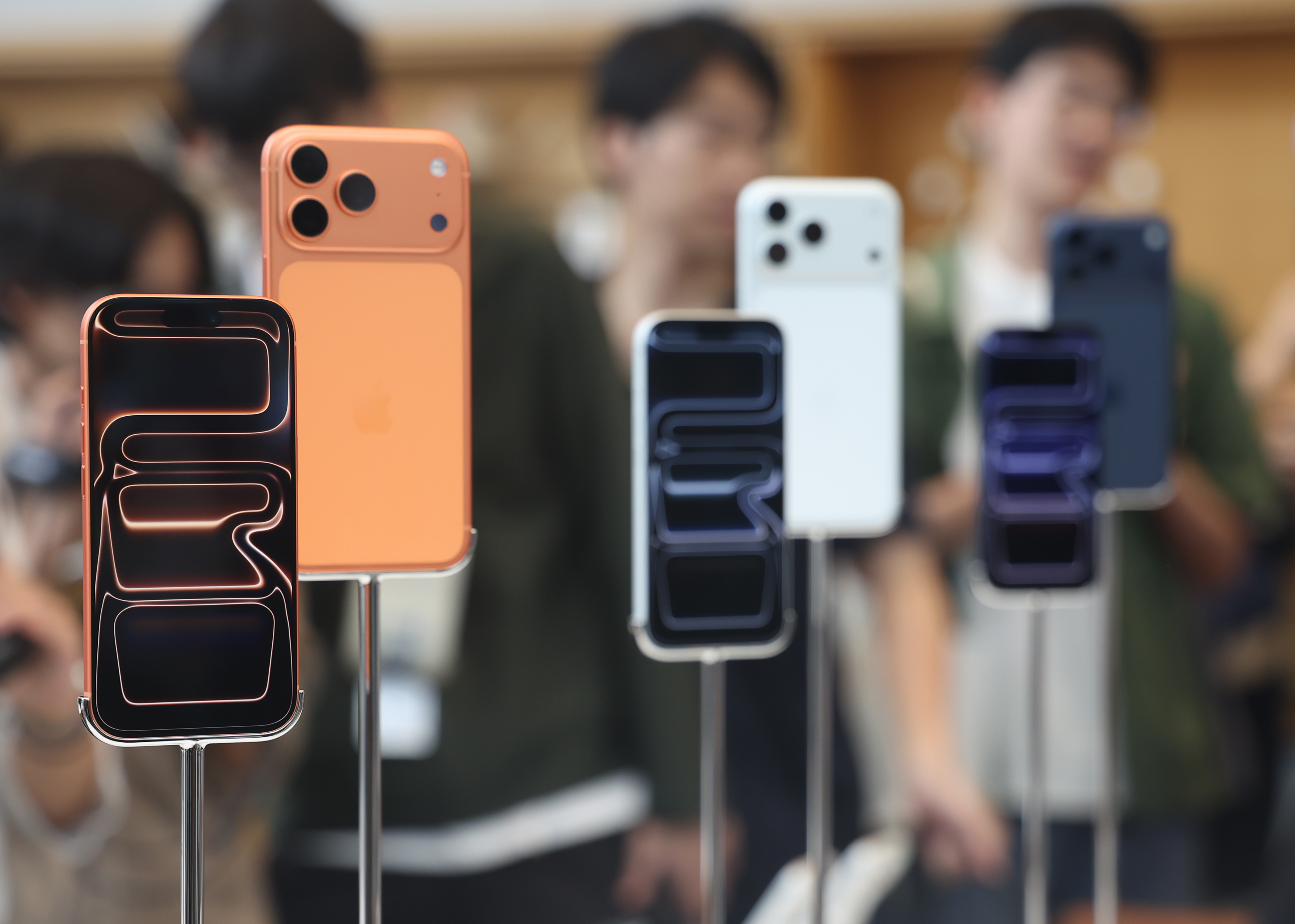 新型iPhone発売、早朝から直営店でファン行列 不買運動のデモ隊も
