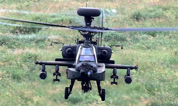 自衛隊のいま １８ ミサイルやりゅう弾砲次々に発射 弾着 いま コブラ機関砲の赤い光跡 １００メートルの煙幕 富士総合火力演習 ３ 1 2ページ 産経ニュース