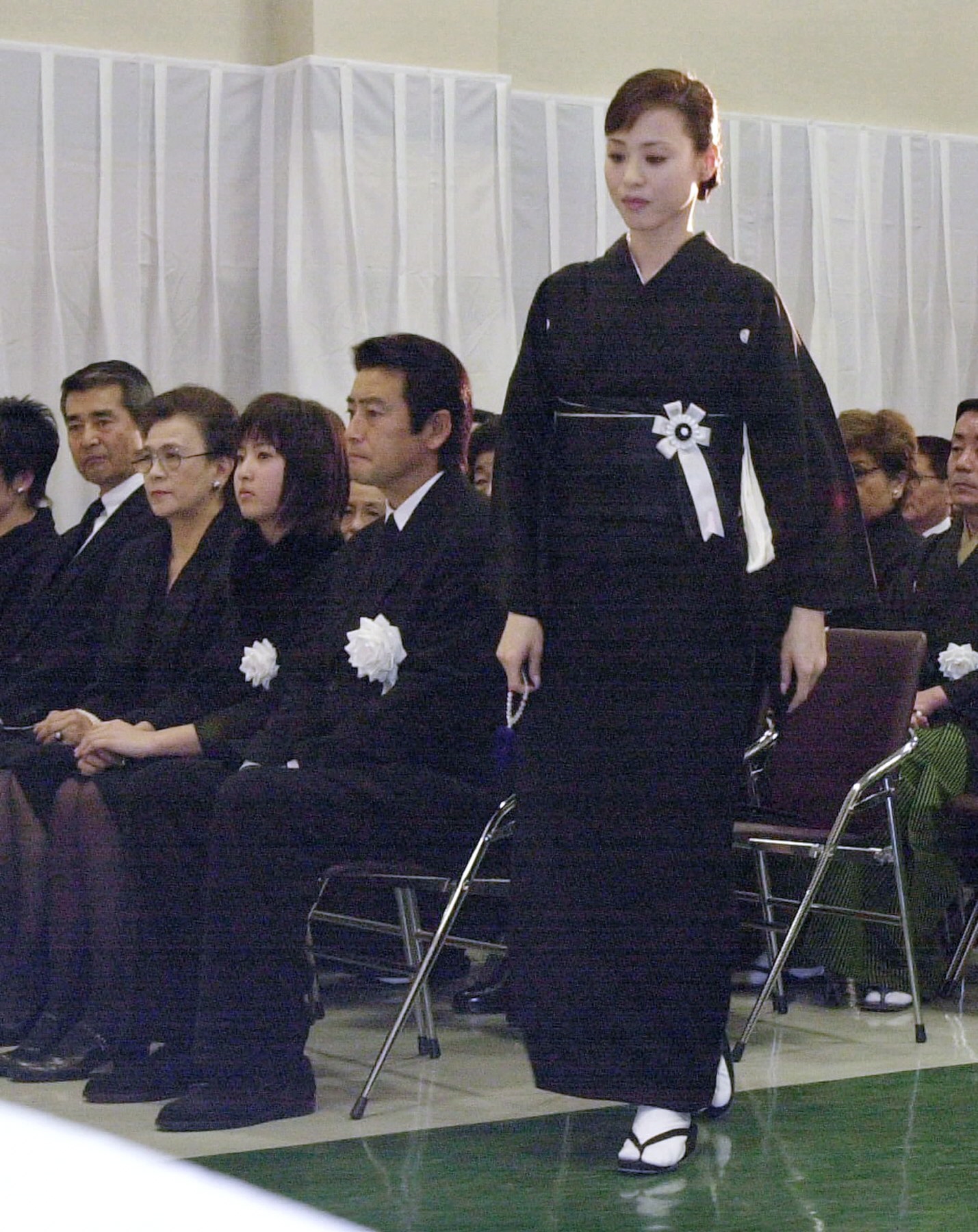 松田聖子と神田正輝 沙也加さん抱いて悲痛会見 札幌で密葬 涙こらえ２人であいさつ 2 2ページ イザ