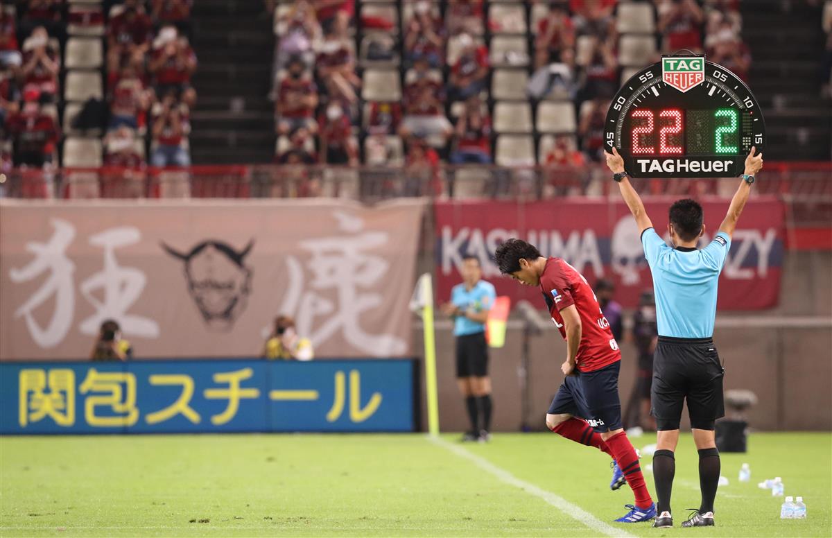 鹿島 内田篤人 試合終了直前に右足からのラストパスで同点弾演出 引退セレモニーで すべての人たちに感謝 1 2ページ サンスポ