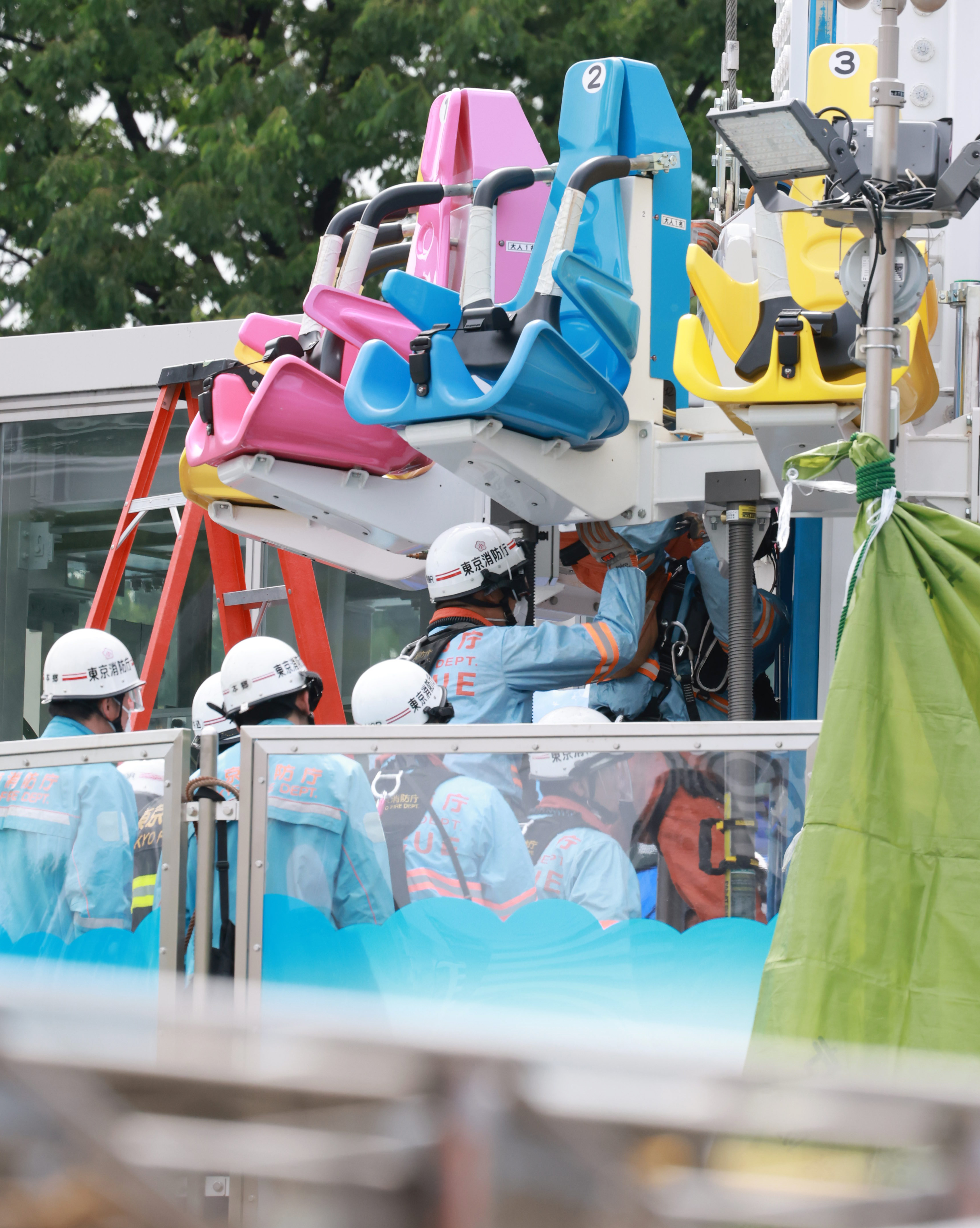 落下ぶつ 東京ドームシティで作業員転落 事故現場は高さ10Mを上下する垂直落下式
