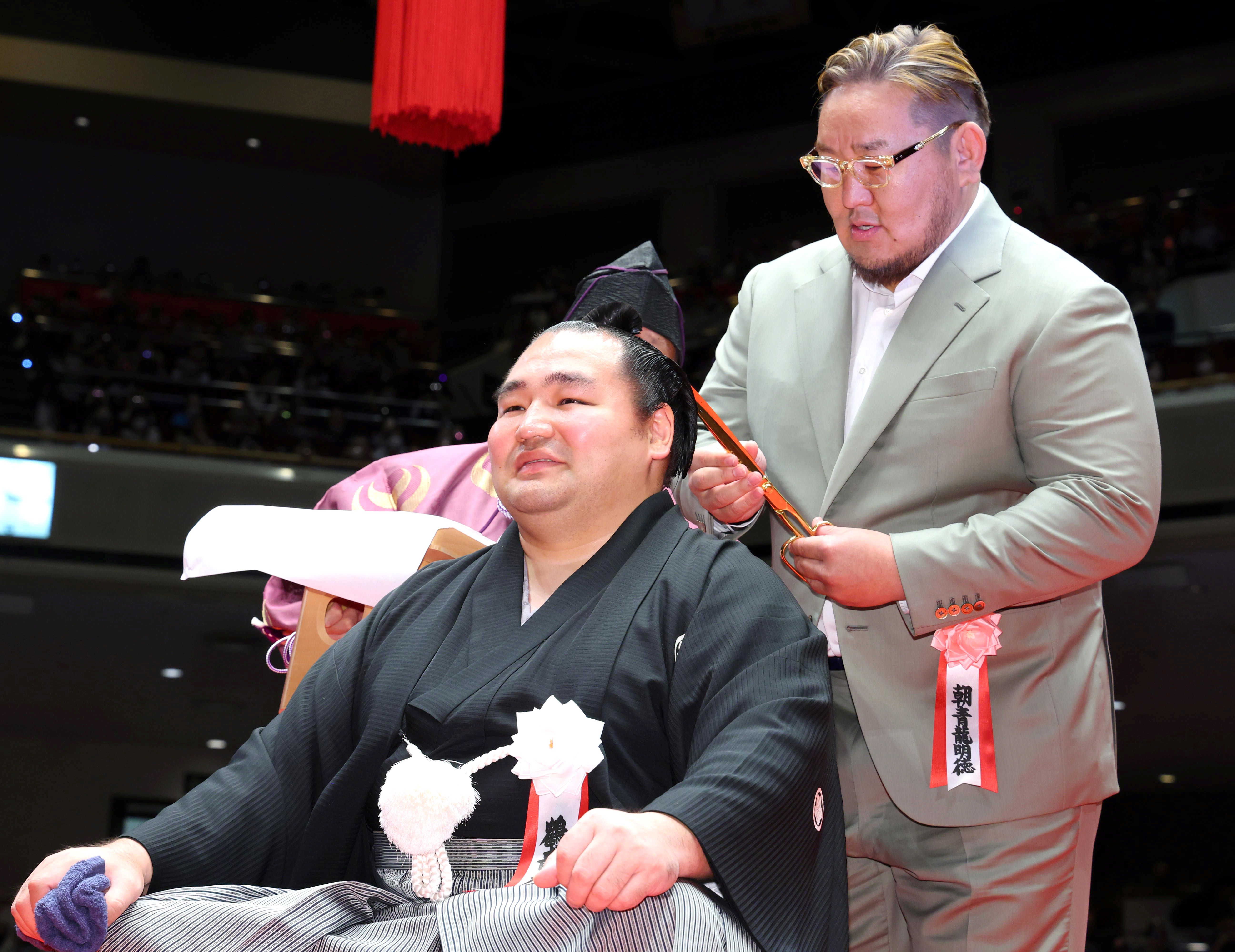 元朝青龍、鶴竜親方断髪式にモンゴルから駆けつけはさみ「彼はいい親方