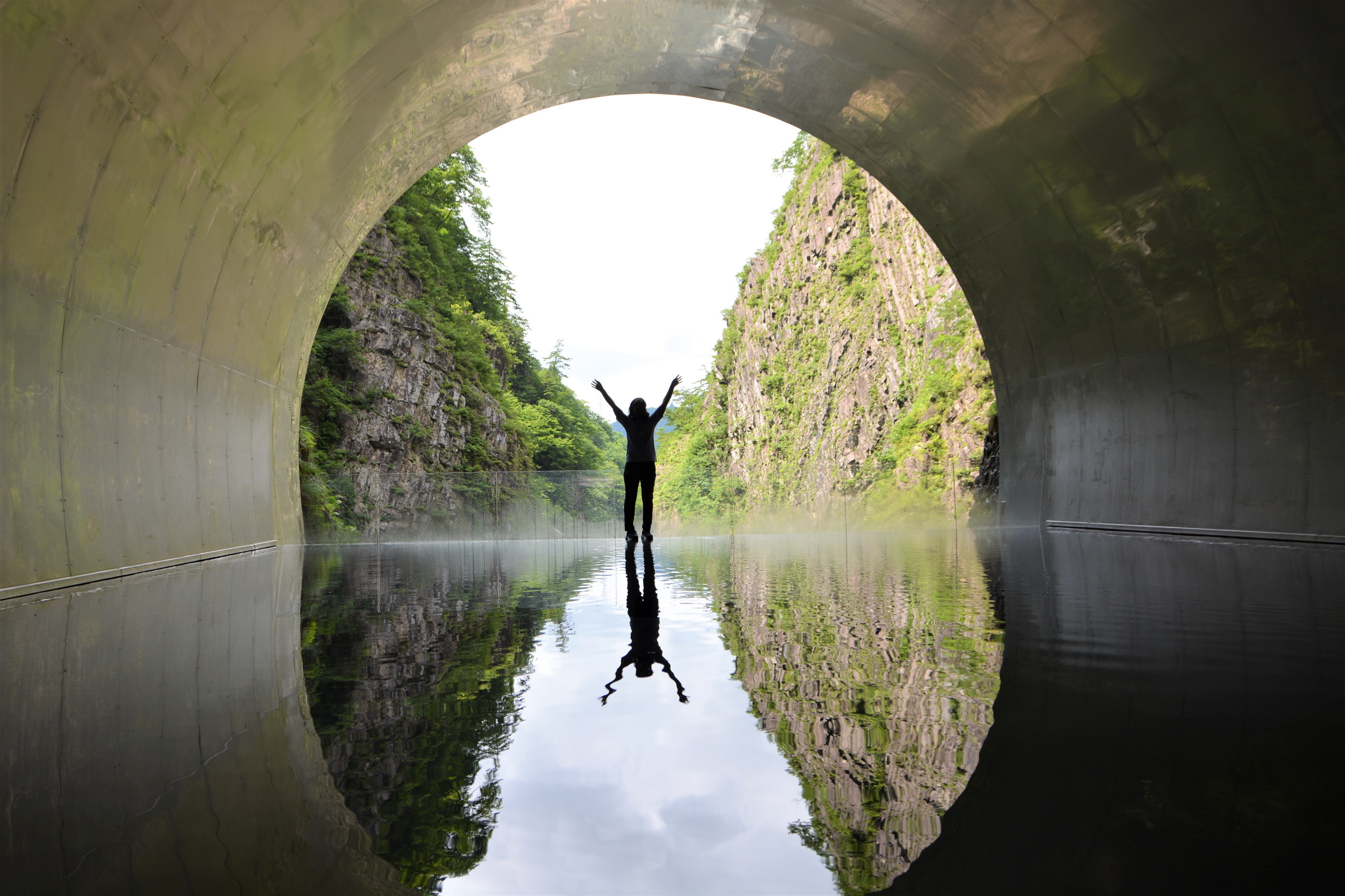 渓谷バックに〝映える〟パノラマ、清津峡渓谷トンネルの絶景は外国人も