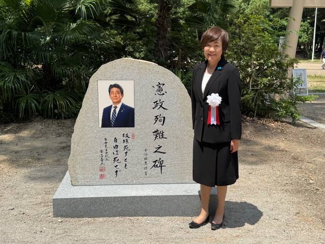 希少 美品 安倍晋三氏 第九十代内閣総理大臣御就任 特製額装扇子及び御写真1点 希少 美品 安倍晋三氏 第九十代内閣総理大臣御就任 特製額装扇子及び御