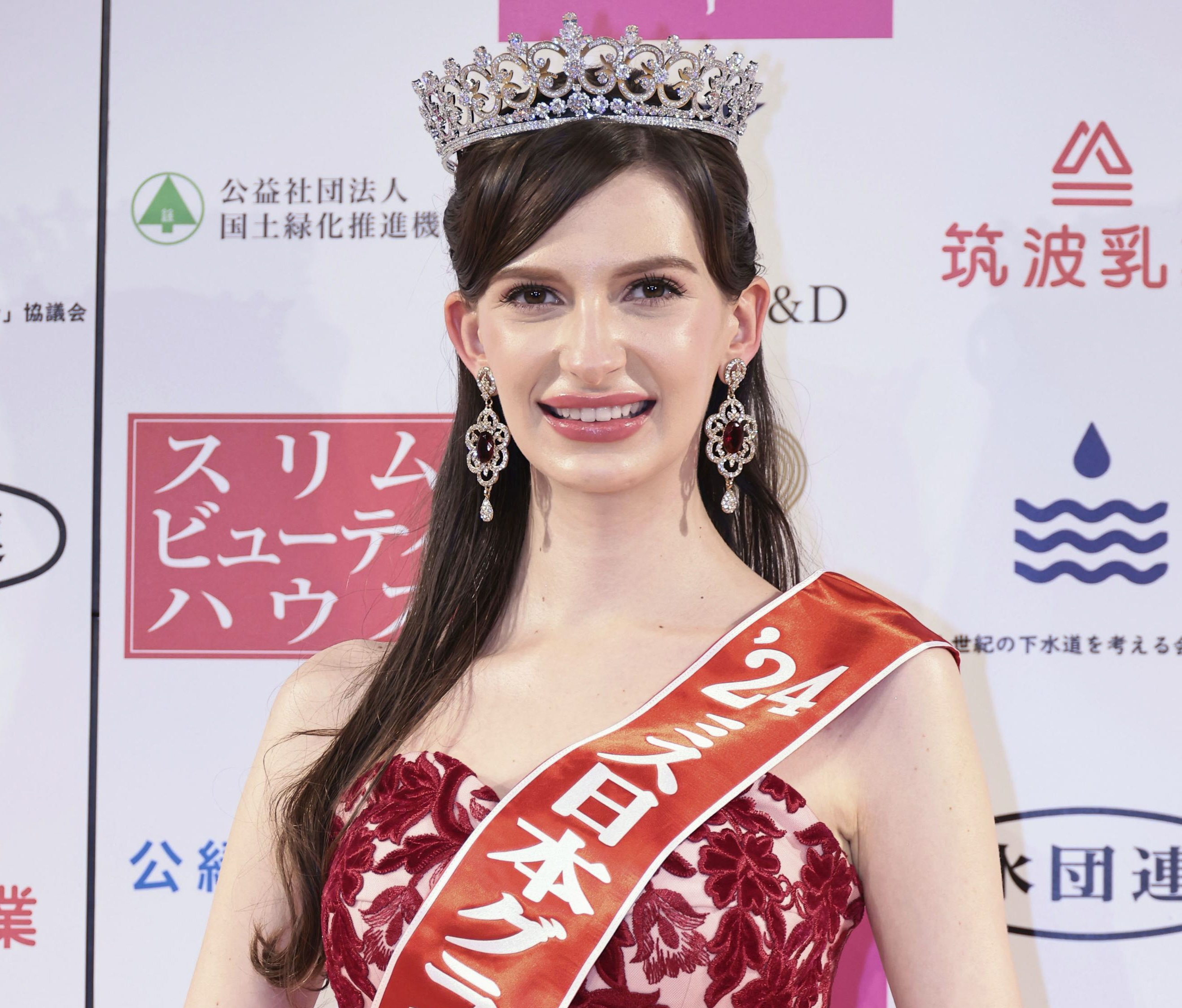 日本らしい美しさ」SNSで論議 椎野カロリーナさん、初の欧州