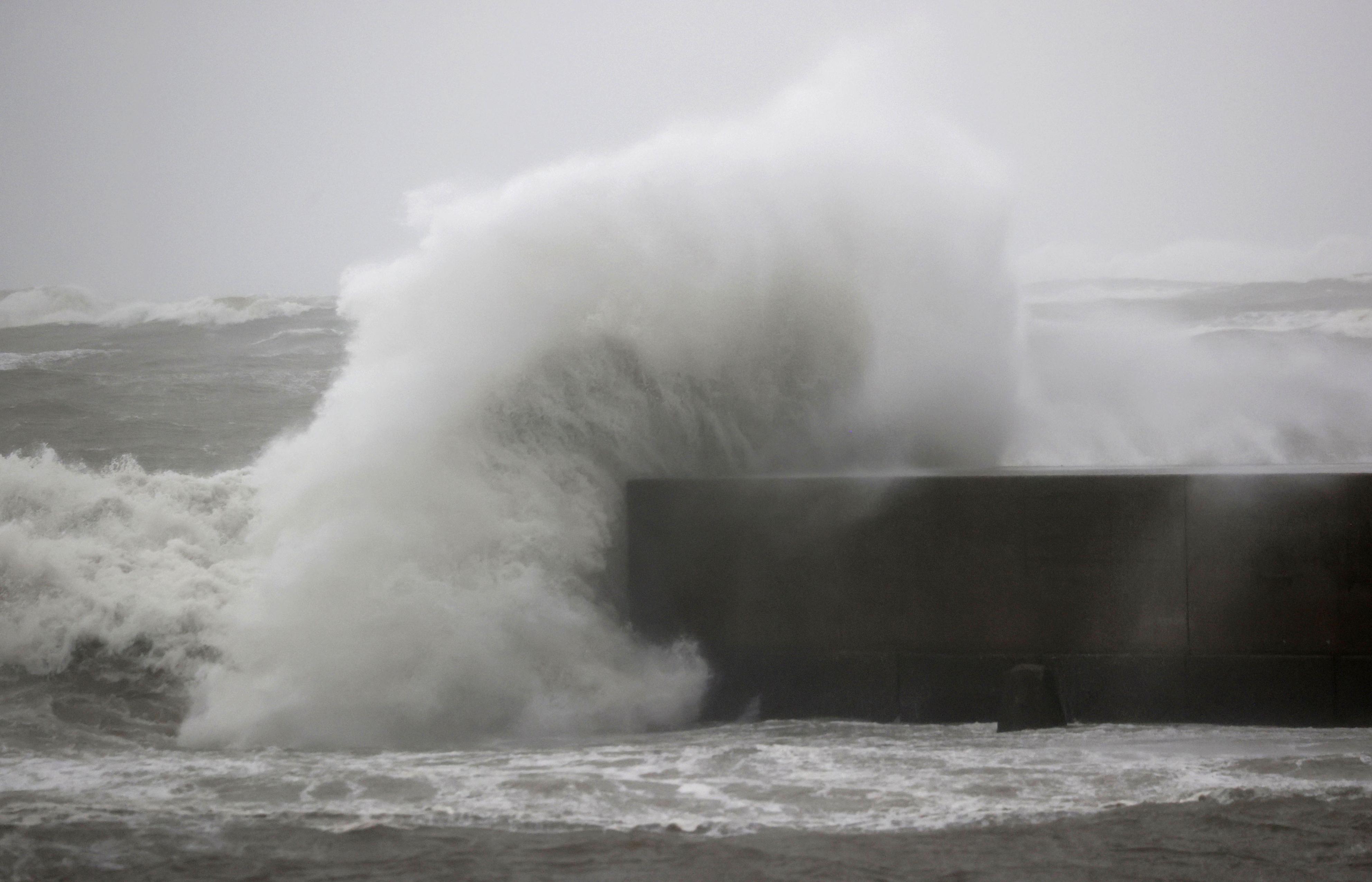 鹿児島暴風域、九州上陸か 台風14号、高波や高潮警戒 - 産経ニュース