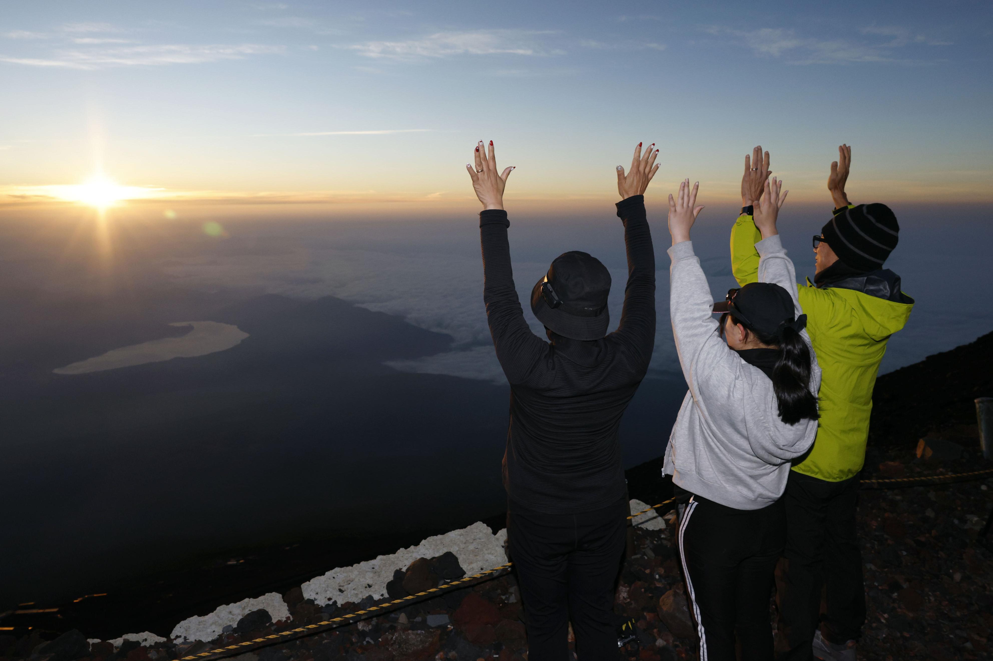 富士山で山開き 入山料2000→4000円、入山規制も オーバーツーリズム
