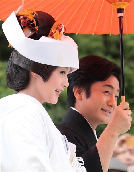 藤原紀香さん白むく姿で挙式、夫の片岡愛之助さん「感謝しています」と