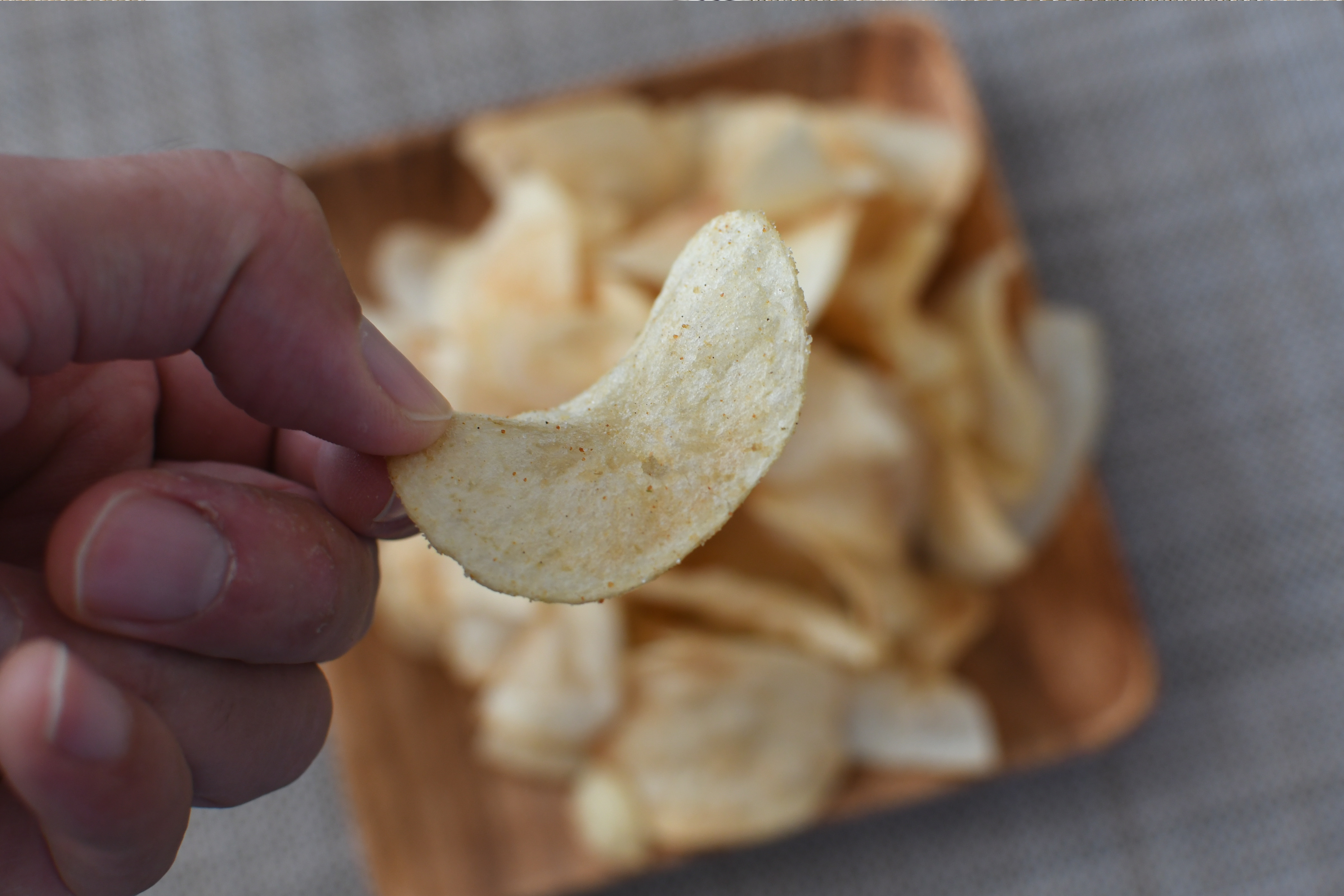 ＷＡＧＹＵＭＡＦＩＡ」監修の「ポテトチップス ＵＬＴＲＡ ＧＡＲＬＩＣ」を実食、うまさが理性に勝つ悪魔のポテチ - イザ！