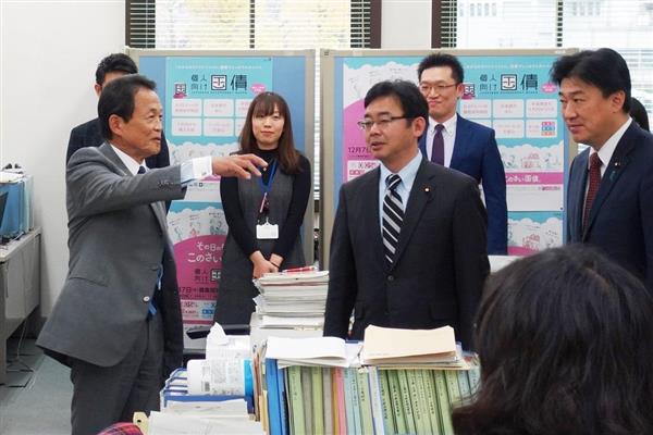 麻生太郎財務相 予算編成大詰めで職員に陣中見舞い 産経ニュース