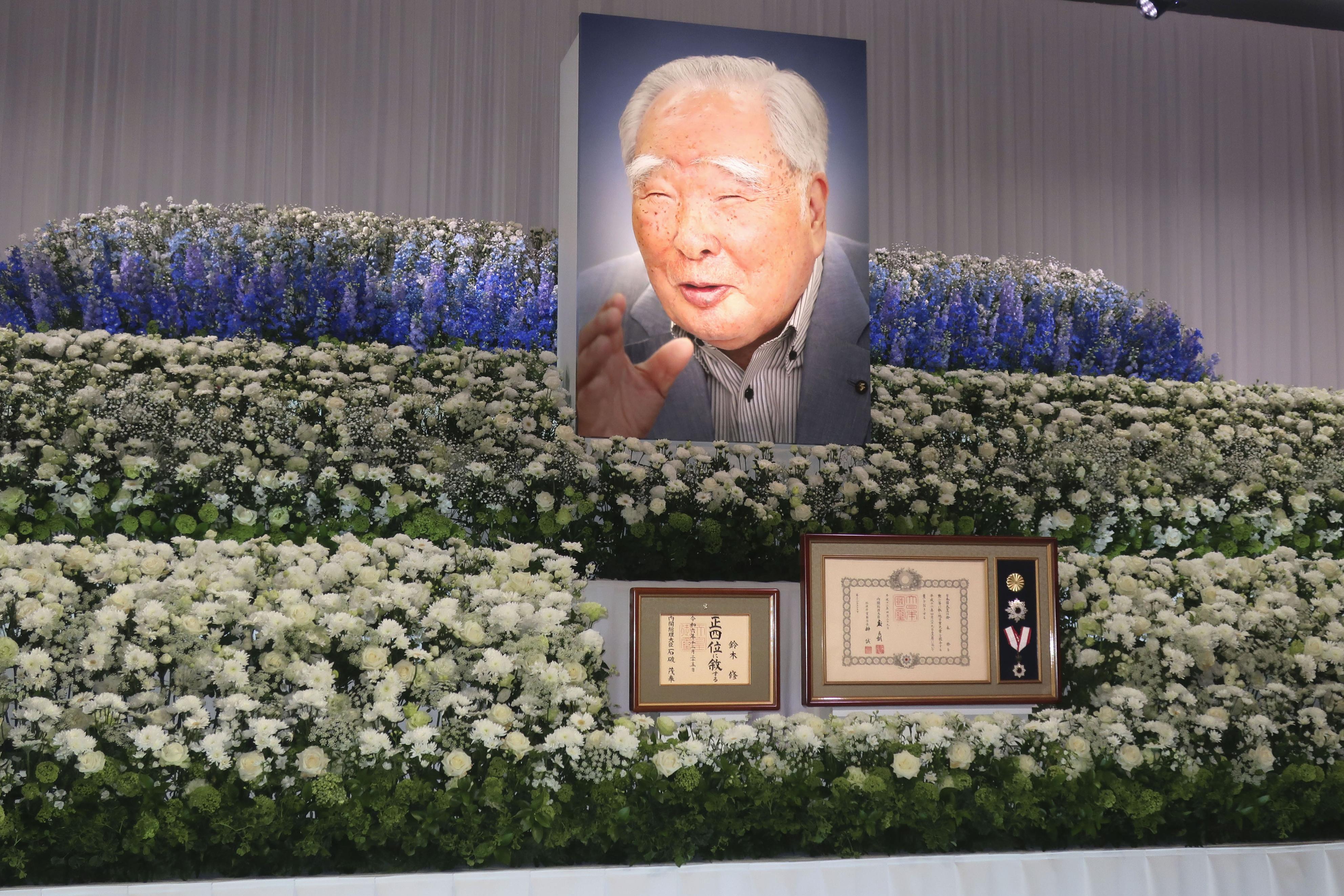 嘆くな、知恵を出せ」巨大パネルに数々の語録 スズキ元社長、故鈴木修