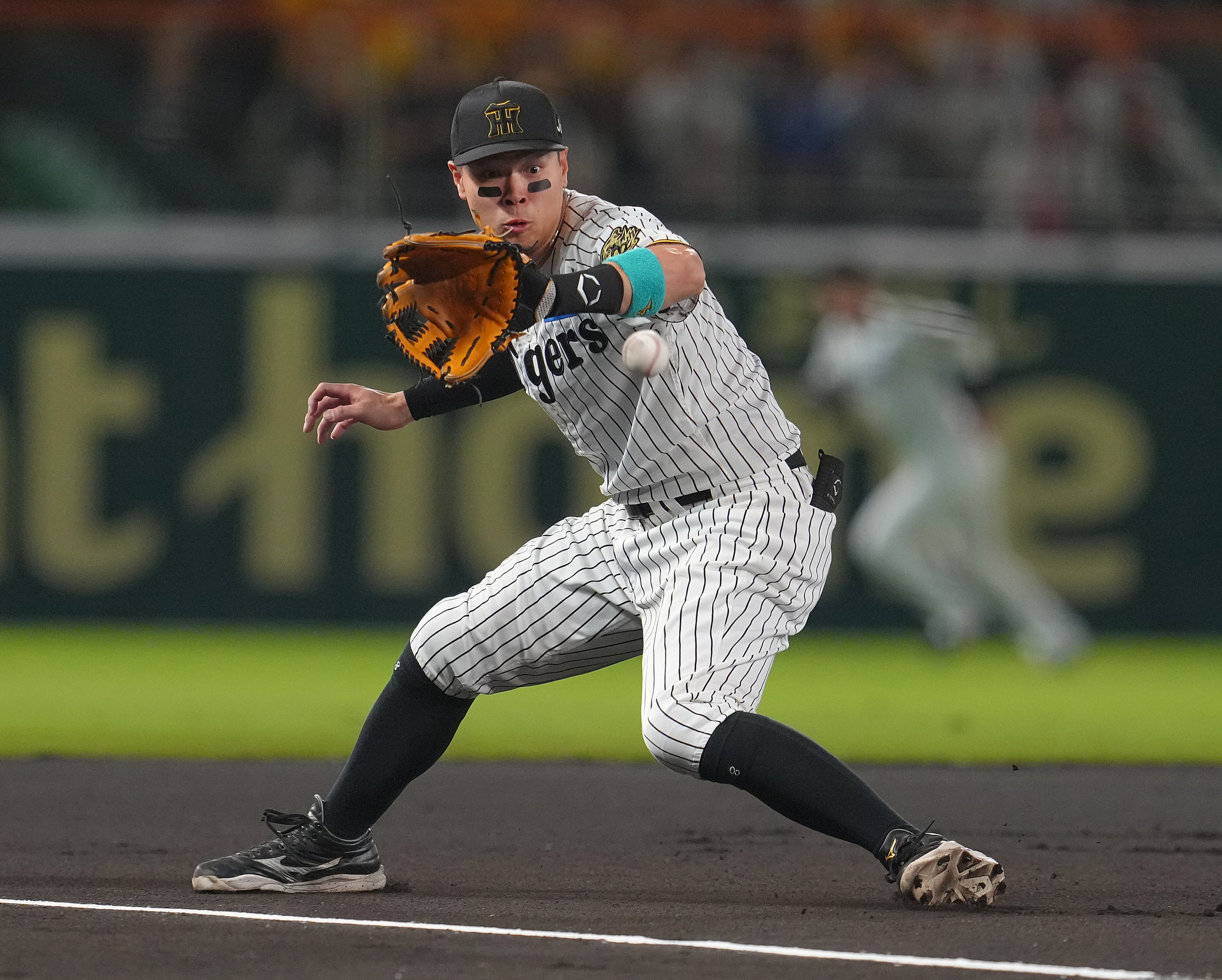 阪神・佐藤輝明が「三井ゴールデン・グラブ賞」を初受賞 「支えてくれ