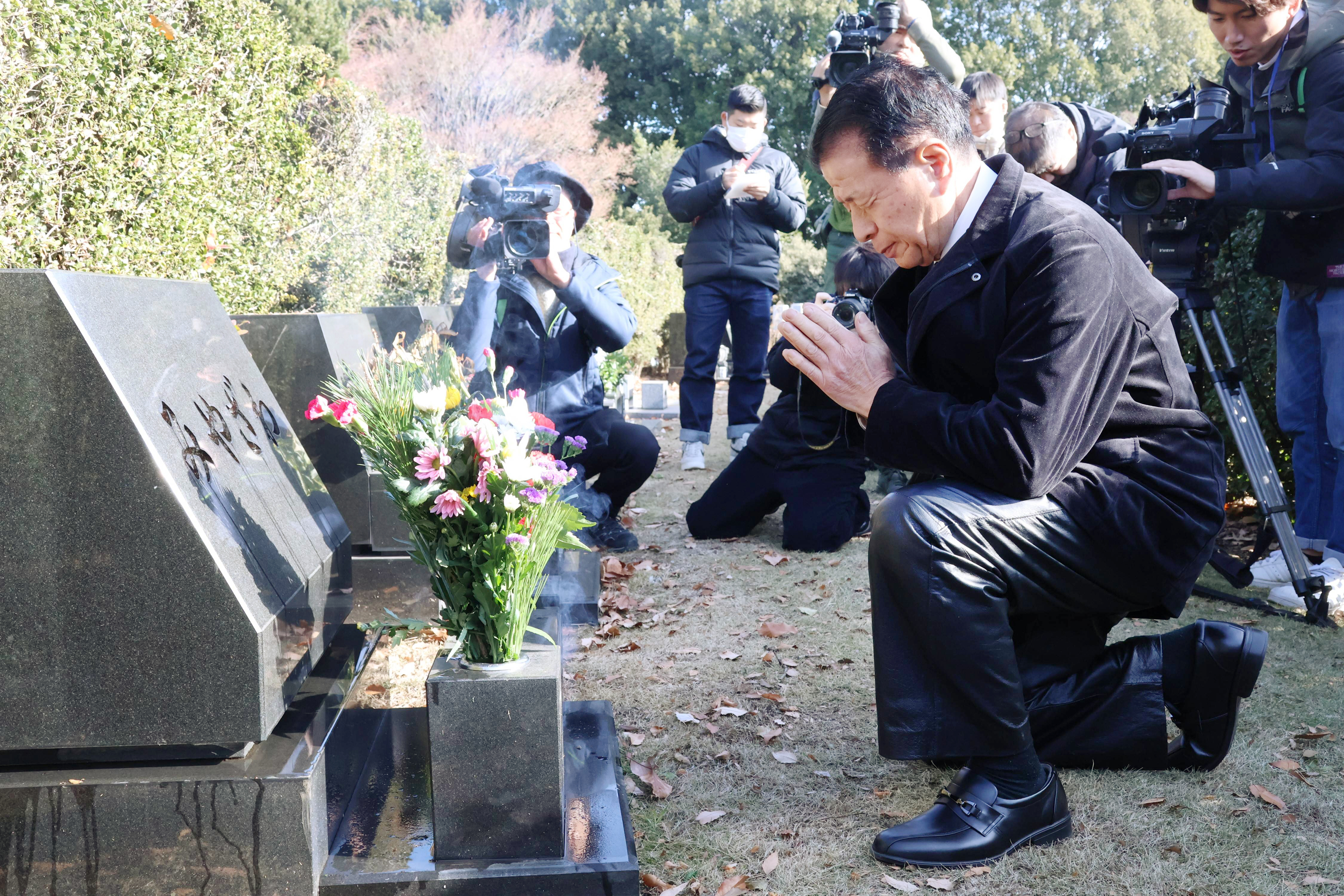 世田谷一家殺害事件24年 遺族会が墓参り 93歳の母、節子さんは体調不良