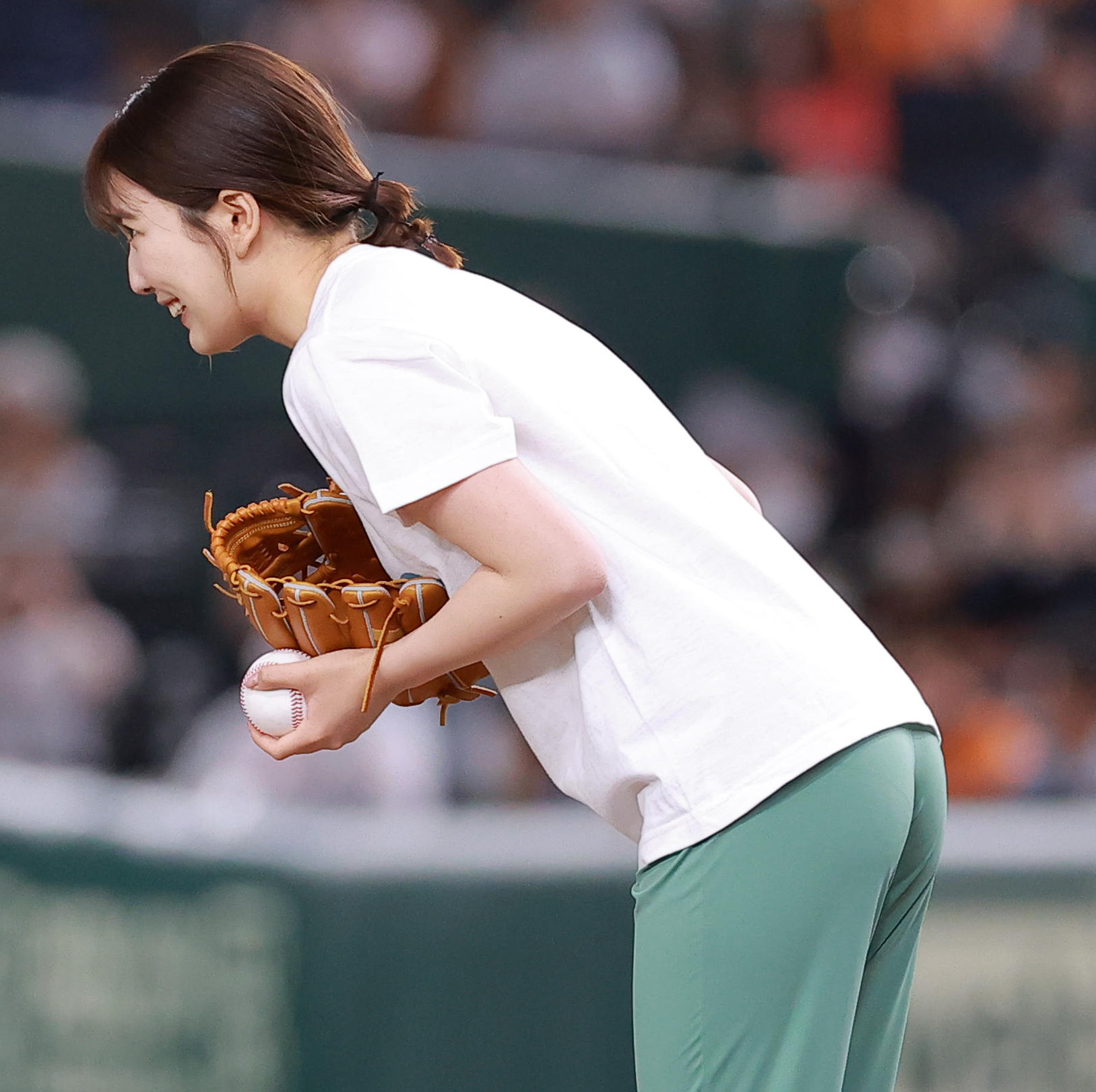 渋野日向子　パンティライン 日テレ・黒田みゆアナが伝統の一戦で始球式 スリーバウンド投球も「１００％の力が出せた」 - サンスポ