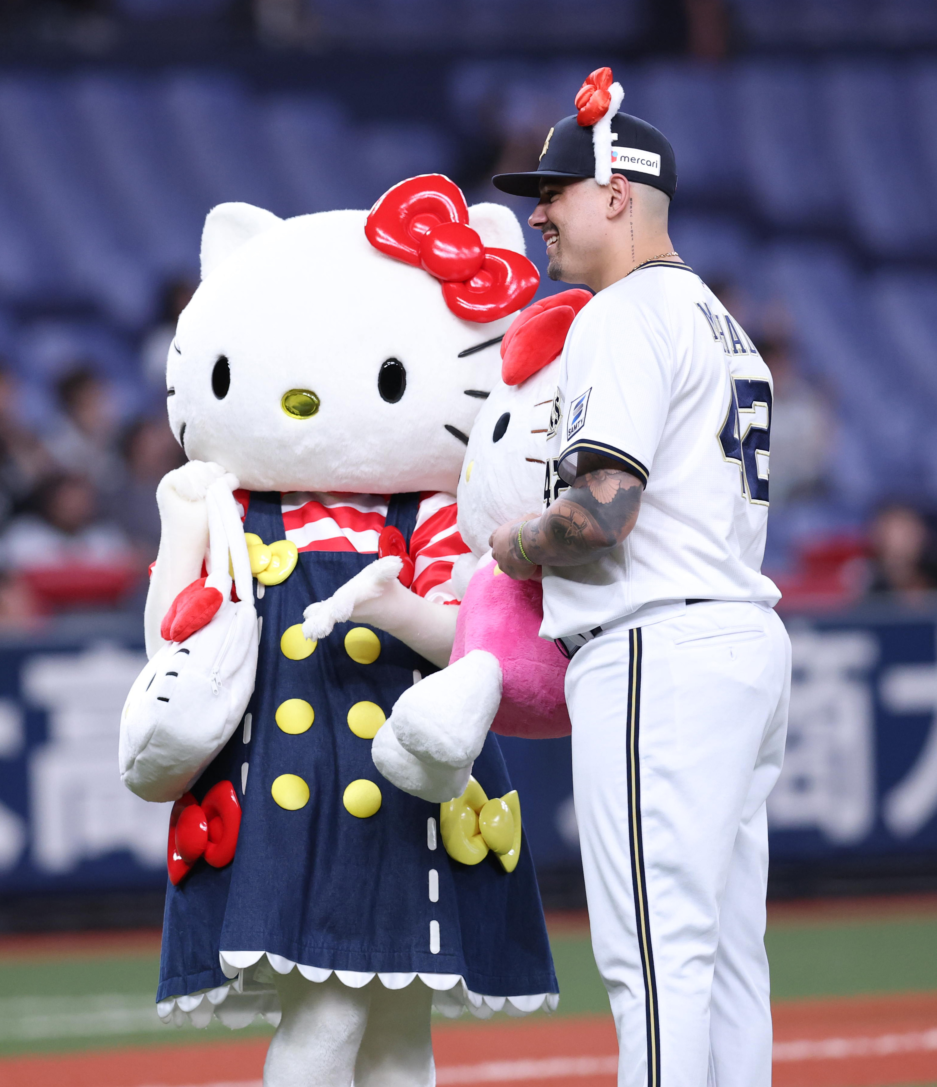 ハローキティが京セラドームで特別贈呈式 ギフトを受け取った