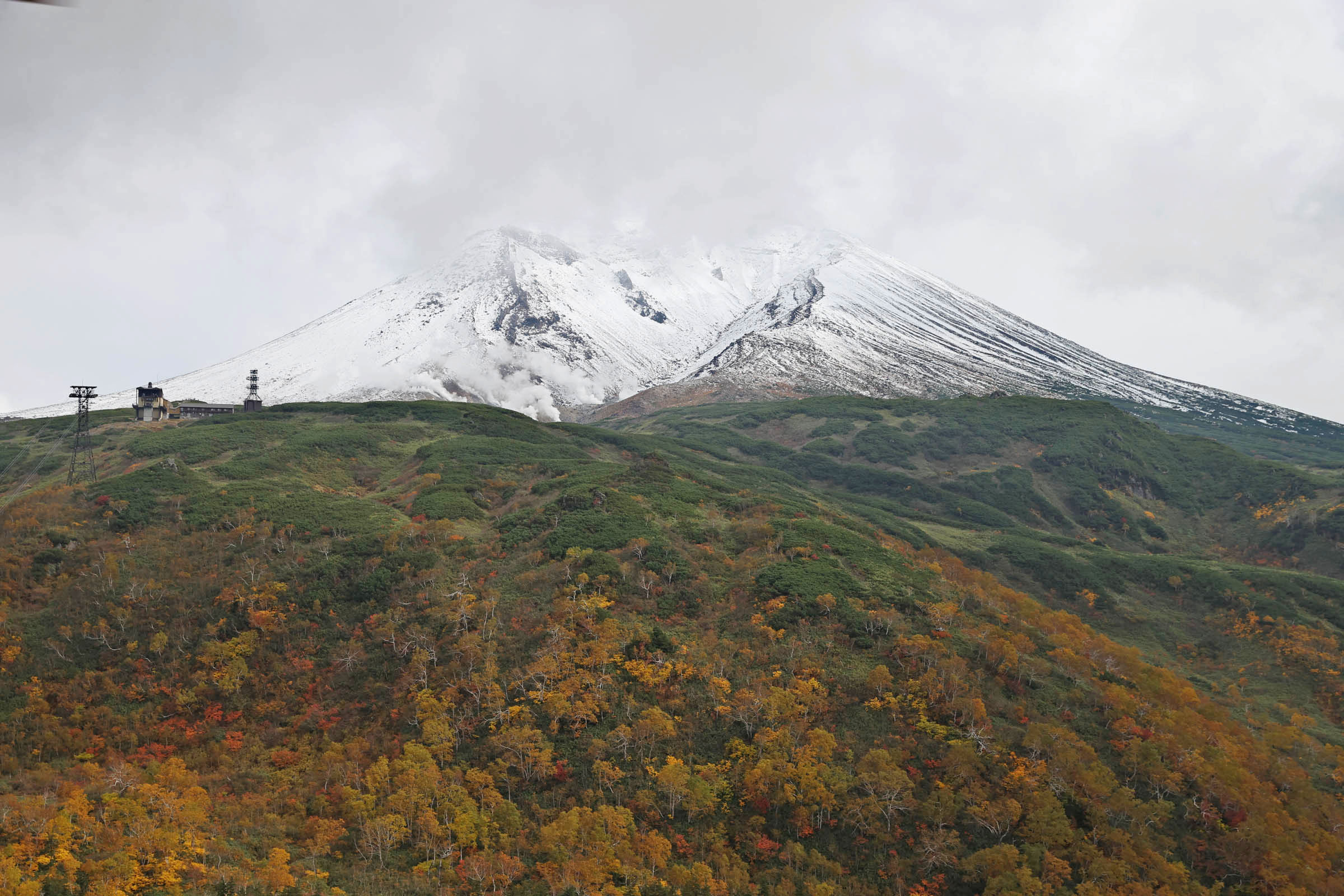 フォト】大雪山で初冠雪、旭岳3合目付近は「紅葉ピーク