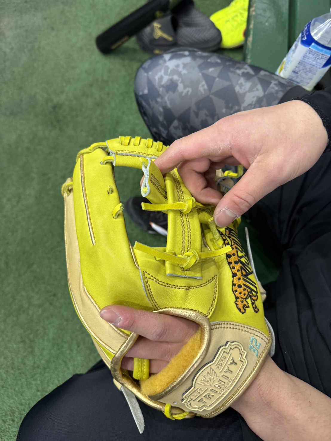 巨人・山瀬慎之助の強肩さく裂！浦田俊輔の新品グラブの紐が切れた