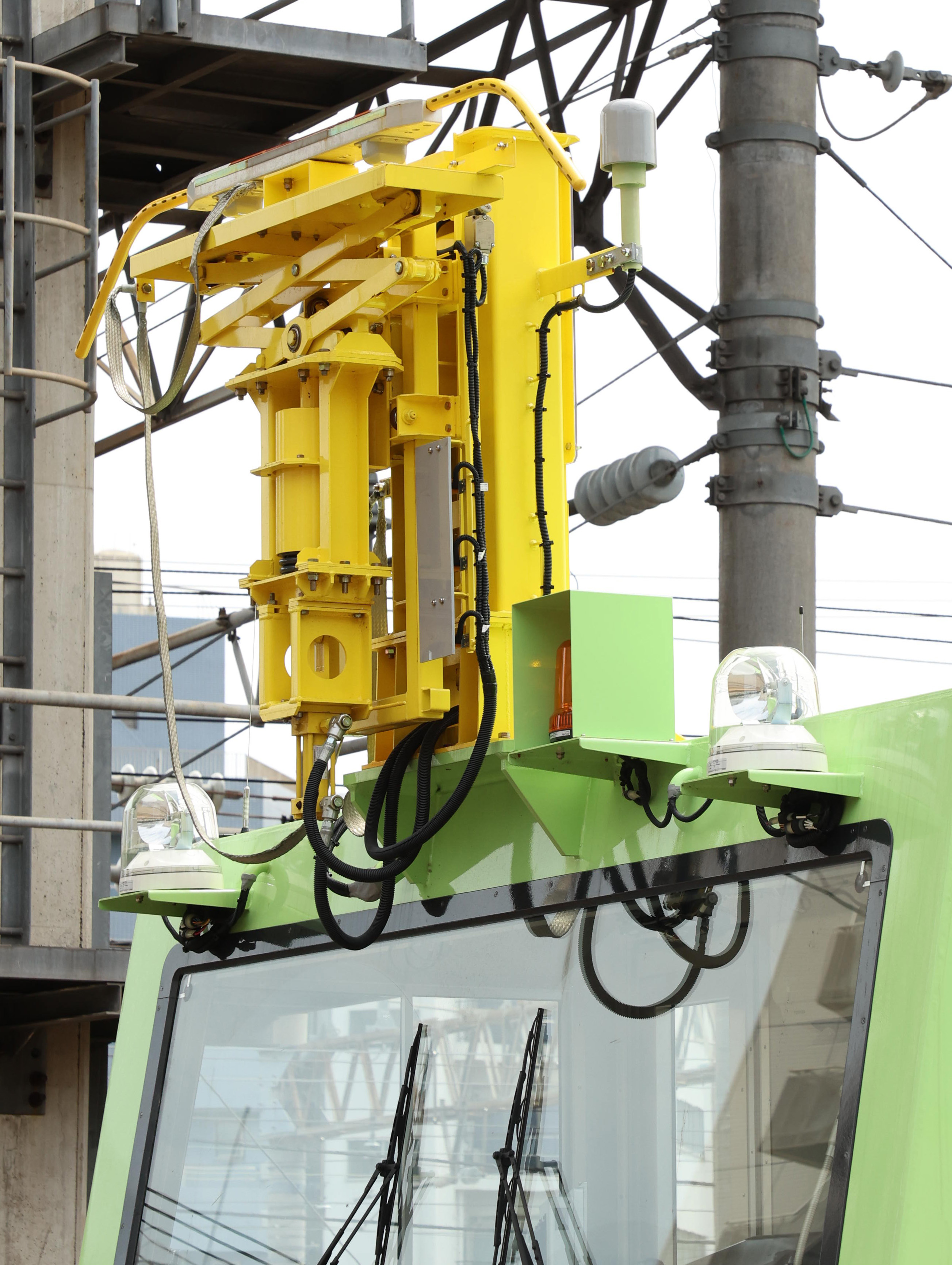 工事用なのに「パンタグラフ」装備 新幹線の安全支える〝新兵器〟電柱