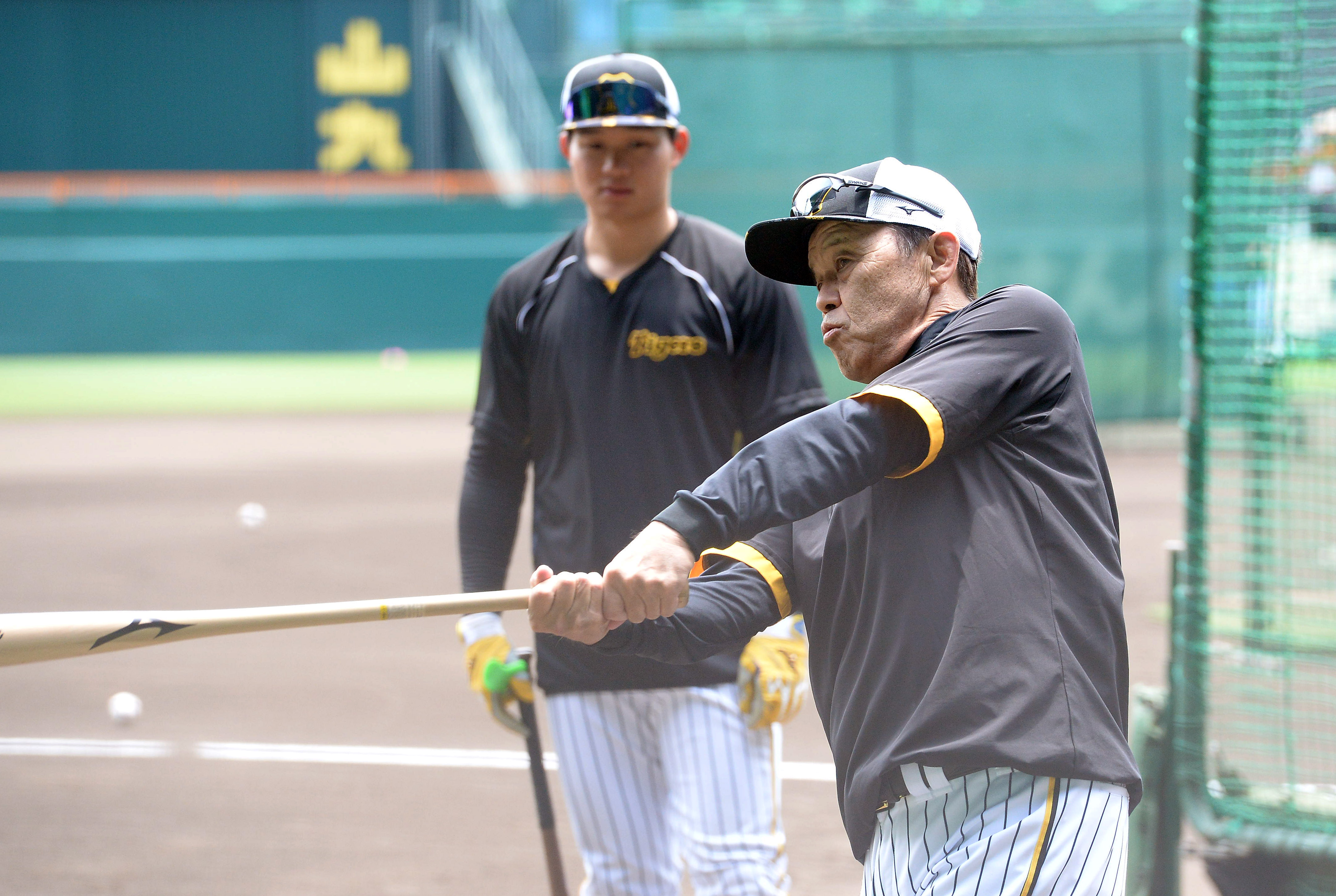 阪神・岡田彰布監督、森下に密着60分 シーズン中の屋外では初