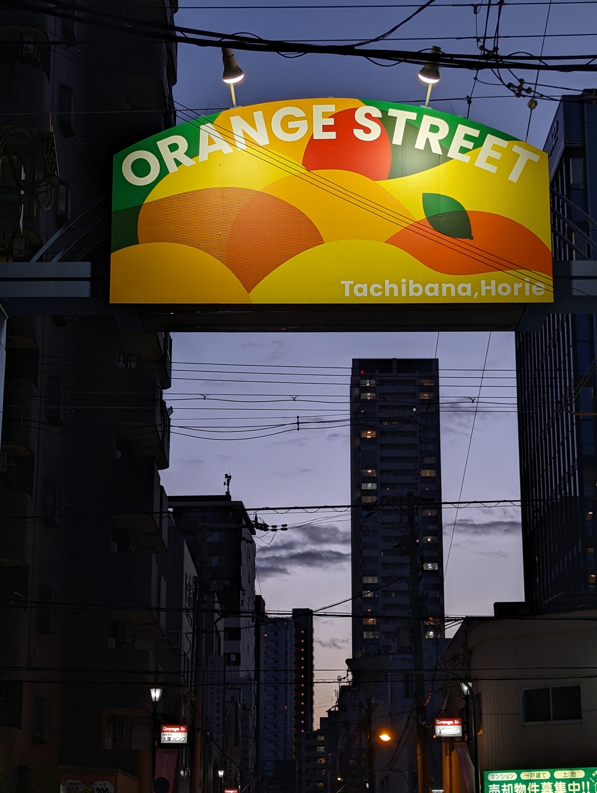 堀江・オレンジストリートのゲートデザインが一新 公募デザインを採用