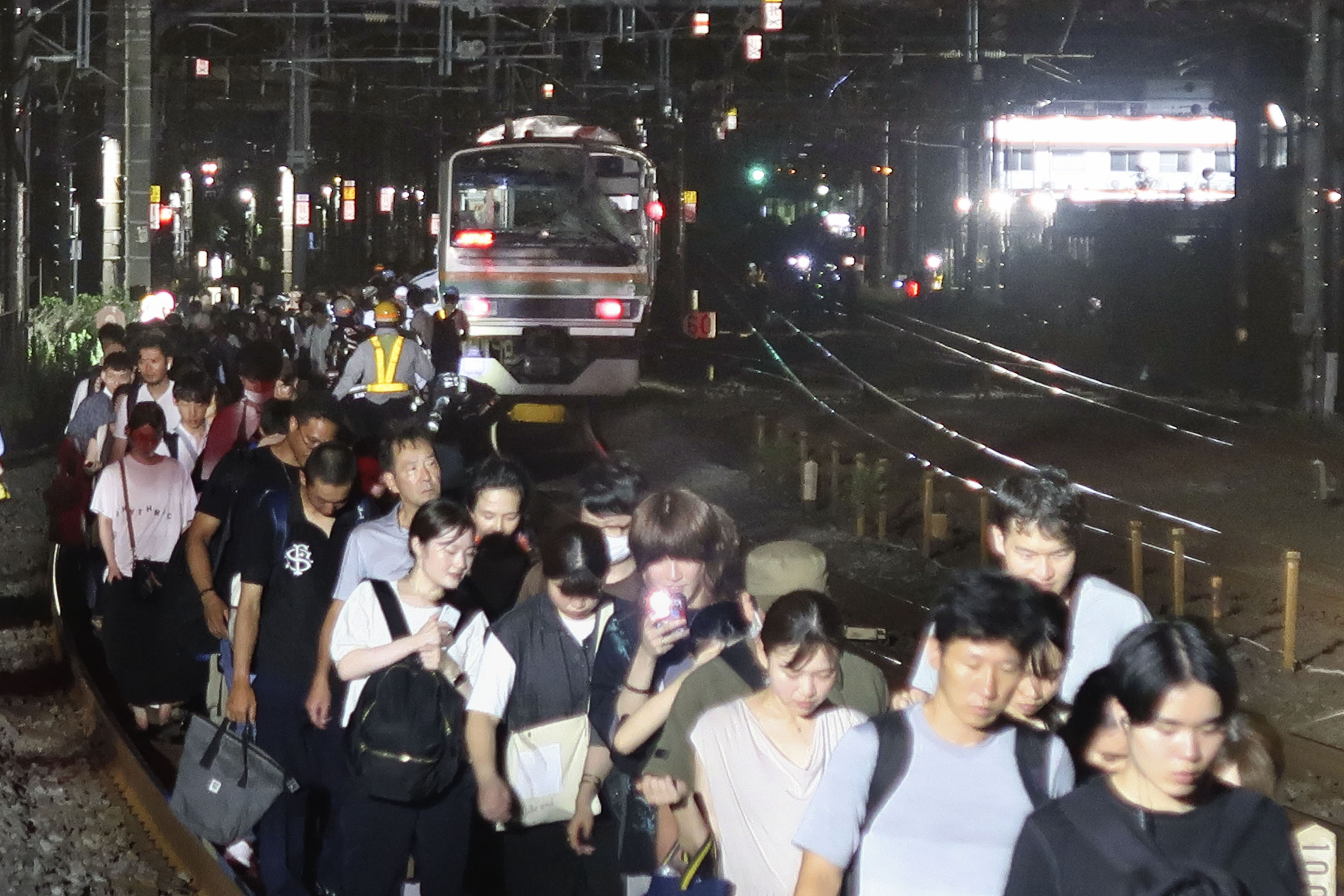 架線接触か、運転中止 JR東海道線、大船―藤沢 - 産経ニュース