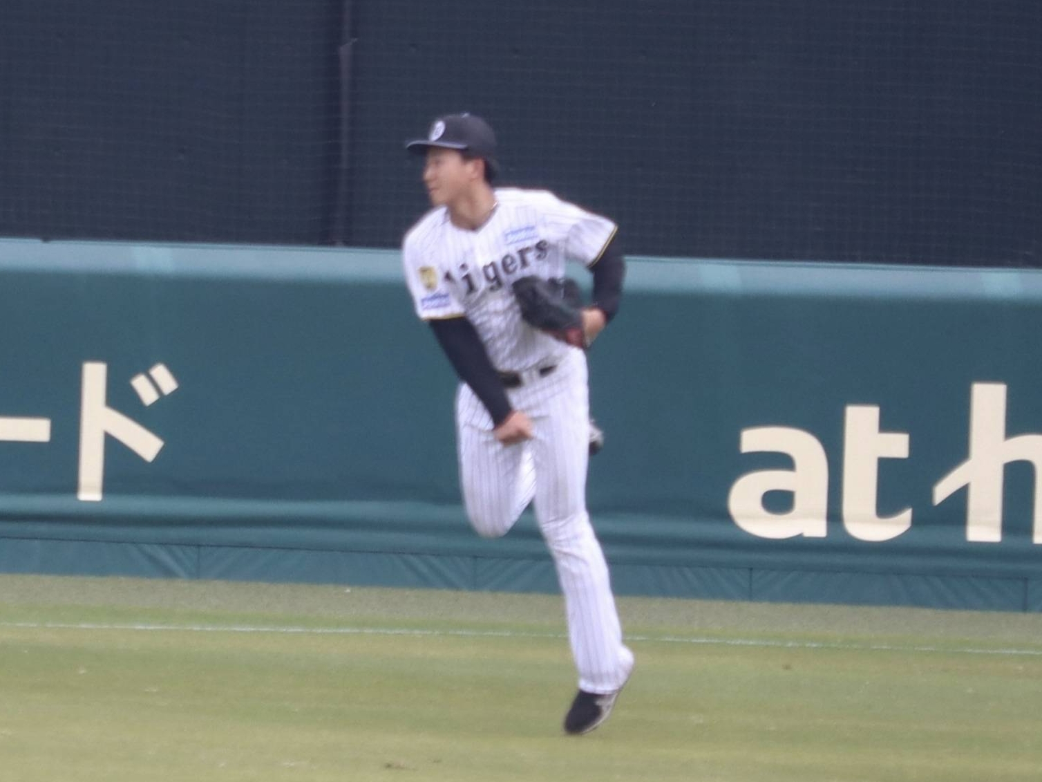 阪神D1位・立石正広が初の本格的な左翼ノック 21日2軍戦で守備に就く