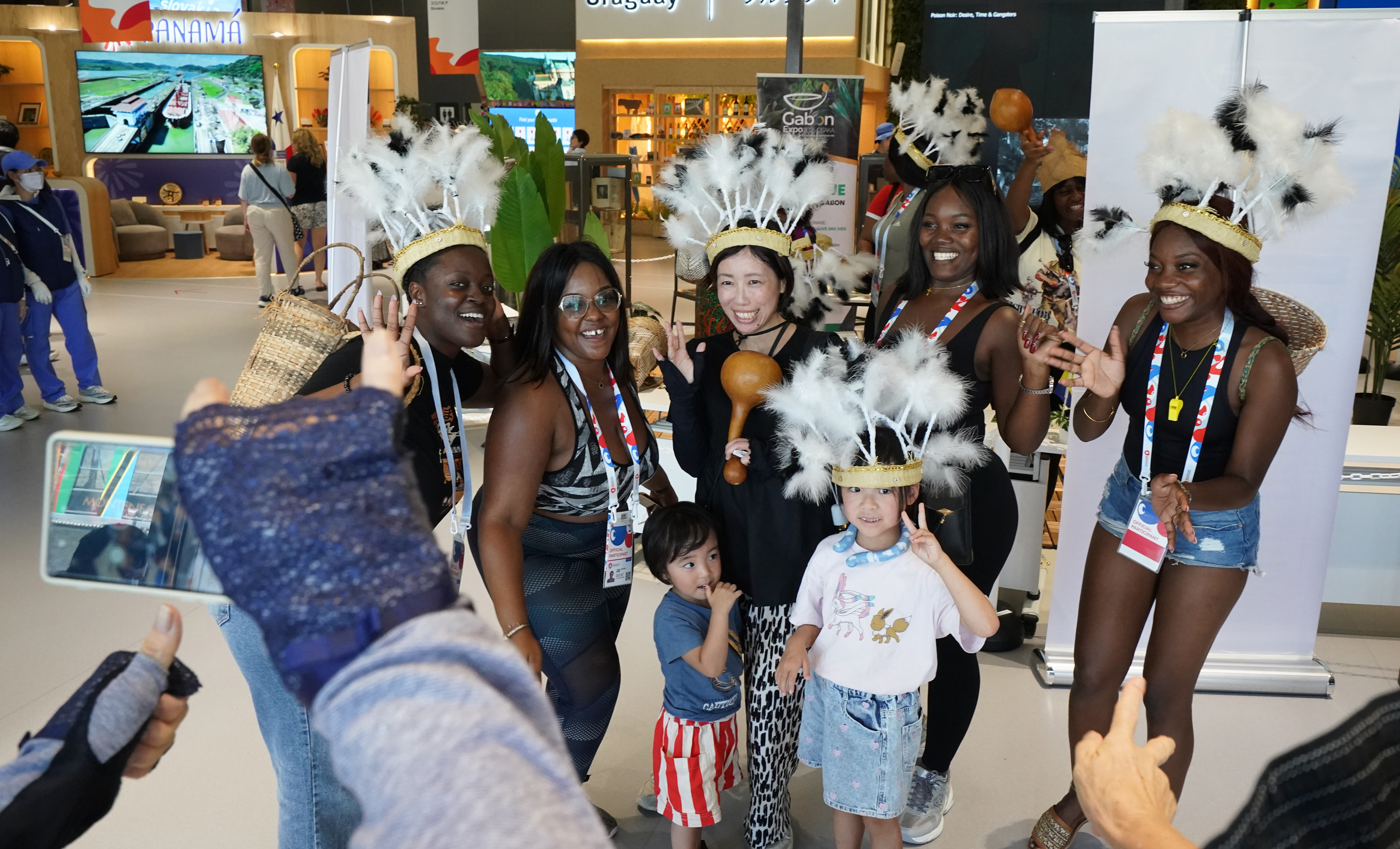 羽で装飾された冠はアフリカ・ガボンの民族衣装 陽気なダンサーたちと