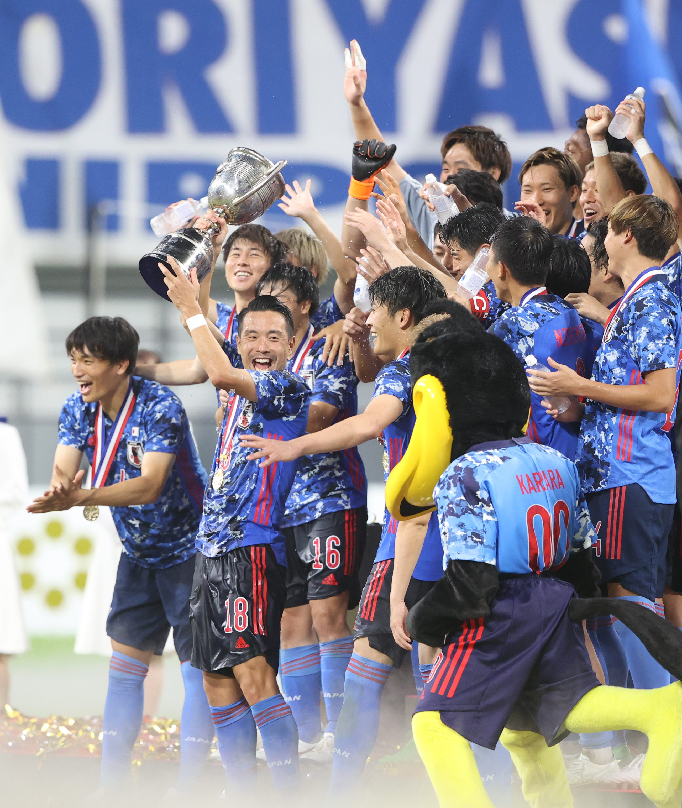 試合結果 日本 ４大会ぶり２度目の優勝 ライバル 韓国を３発圧倒 ｅ １選手権 サンスポ