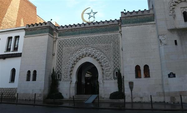 パリ同時多発テロ パリ市内のモスクは厳戒態勢 揺れるイスラム教への感情 どうしても意識する 1 3ページ 産経ニュース パリ同時多発テロ パリ市内のモスクは厳戒態勢 揺れるイスラム教への感情 どうしても意識する 1 3ページ 産経ニュース