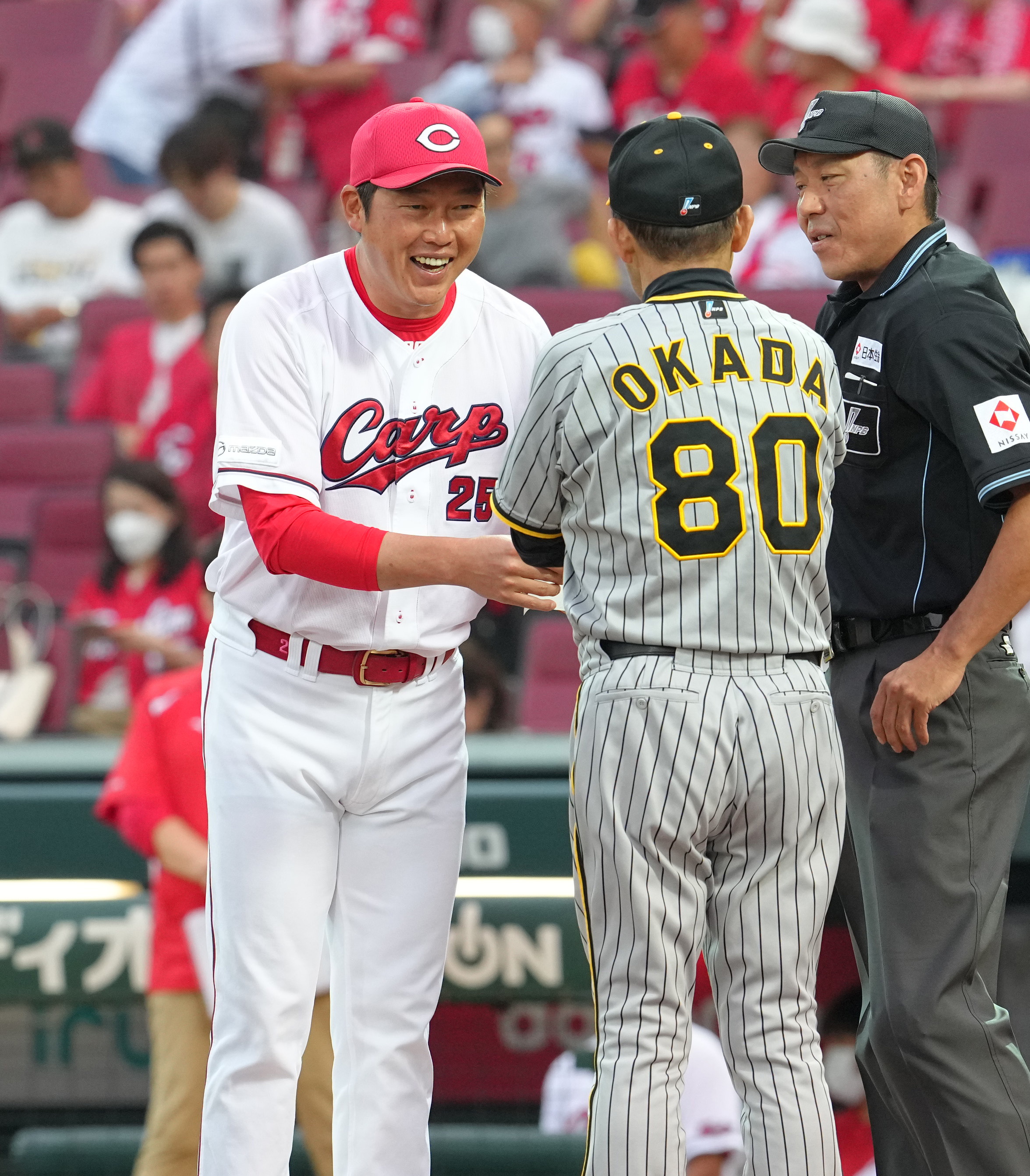 【鯉将一問一答】広島・新井監督「２人だけの秘密だよ」　優勝した阪神・岡田監督とのやり取りに