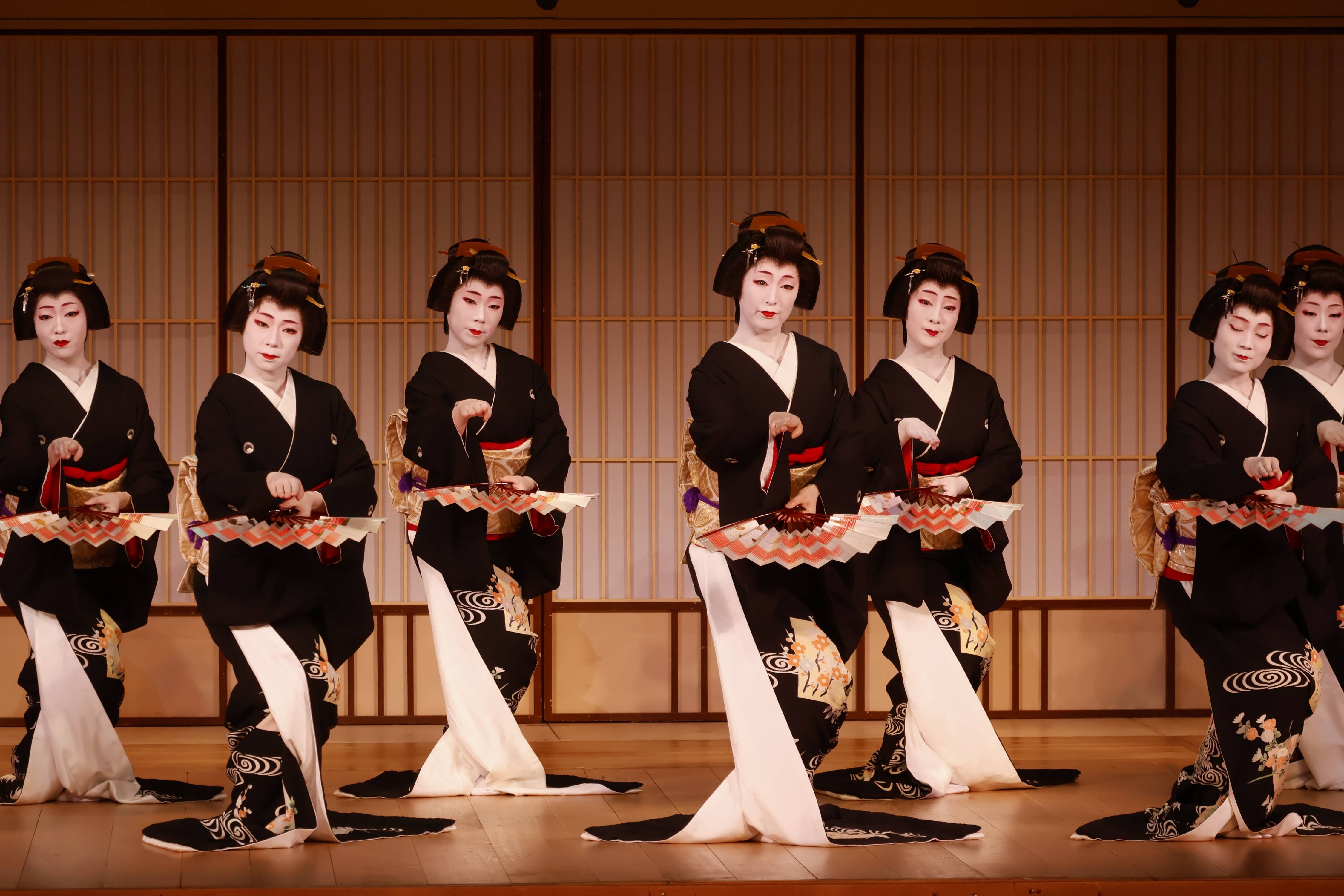 京都花街・宮川町の芸舞妓が公演「みずゑ會」前に大ざらえ 総勢41人が