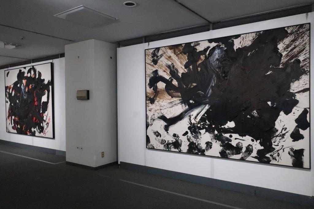 白髪一雄生誕100年、半世紀を超える「行為」の跡 尼崎で展覧会 - 産経