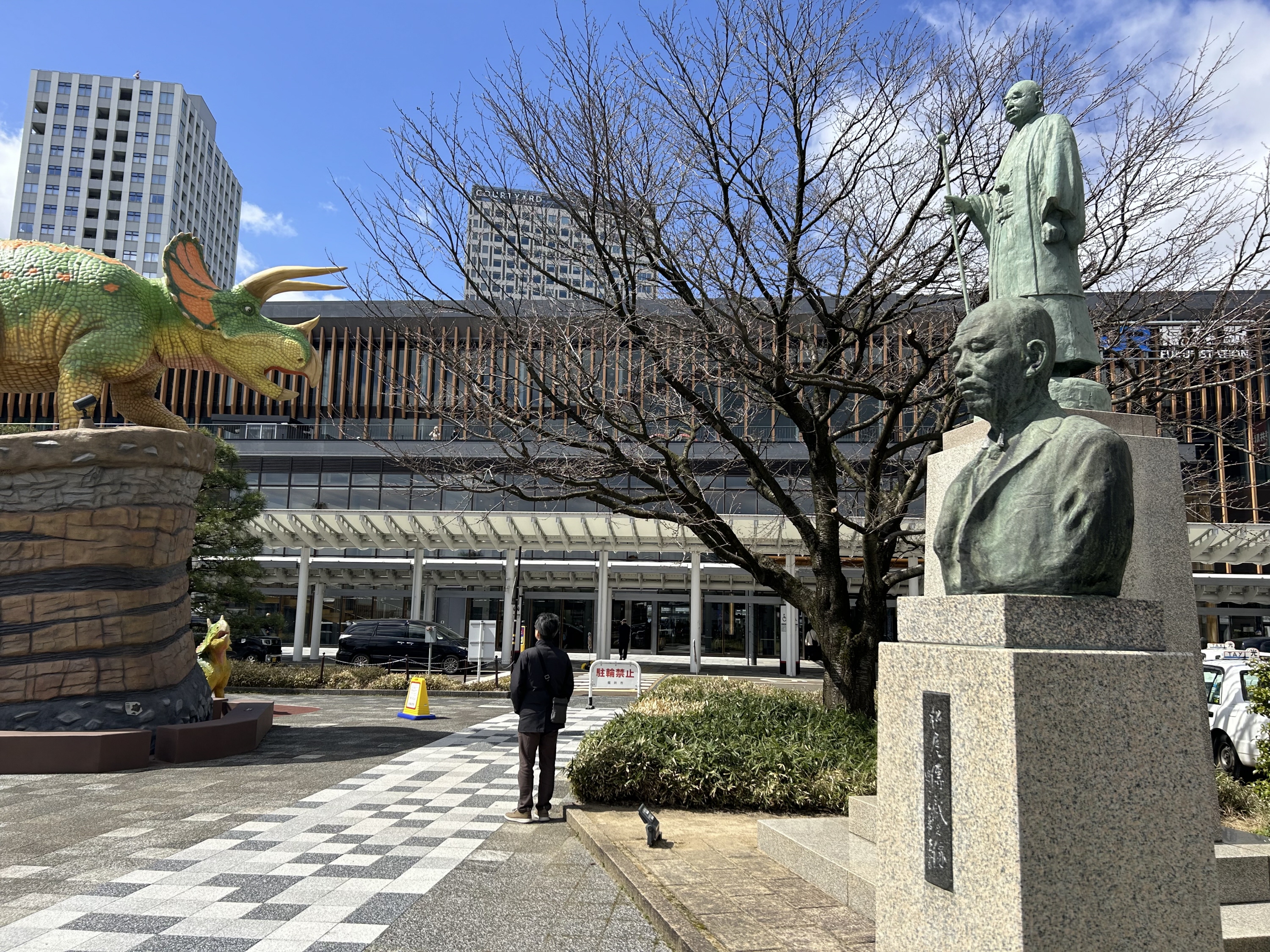 巨大恐竜王国の入り口・福井駅はジュラシックワールド 情緒あふれる